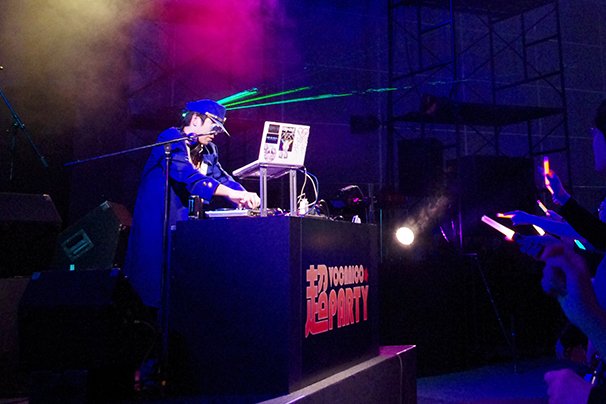DJ Caesar 在 Niconico!超會議表演畫面。(圖/ KAI-YOU.net )