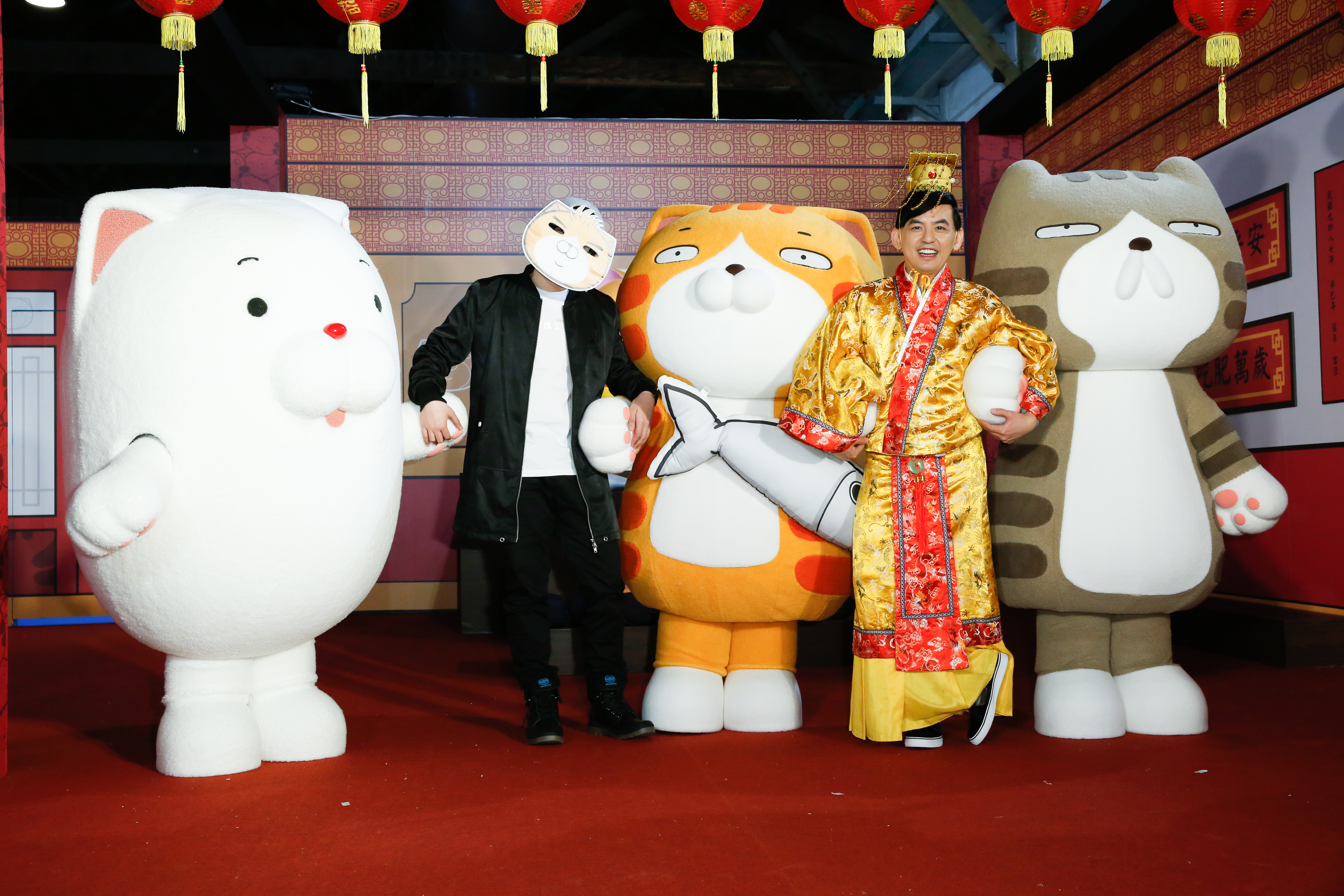 黃子佼出席白爛貓特展，和作者麻糬爸同台合影。