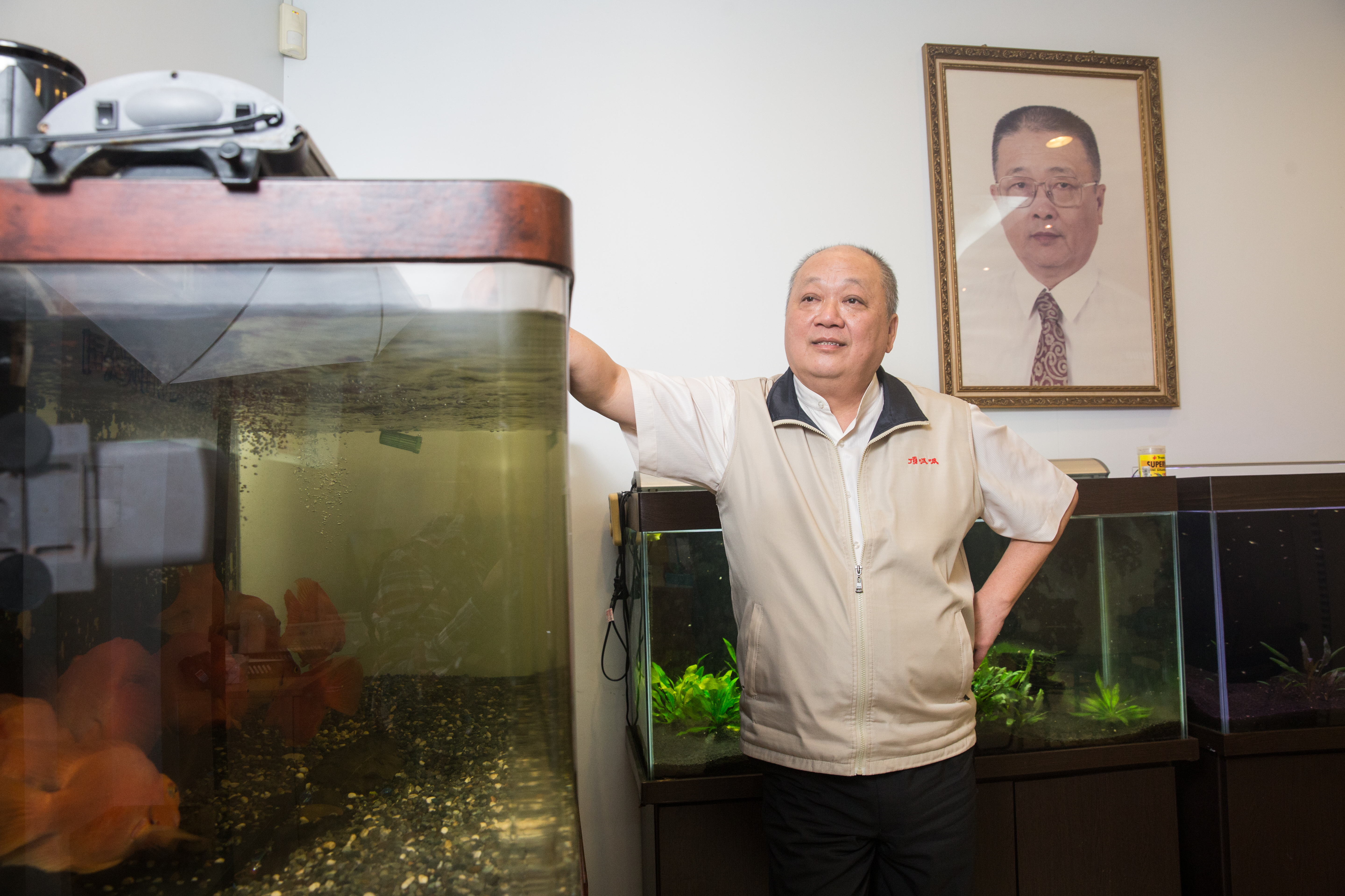 史洪法把董事長職位永遠留給父親，他也提供清理魚缸基金，補貼手頭不寬裕的員工。