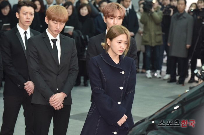 Red Velvet老么Yeri突然從後方走到SHINee鐘鉉靈車旁的舉動，引起網路熱議。（網路圖片）