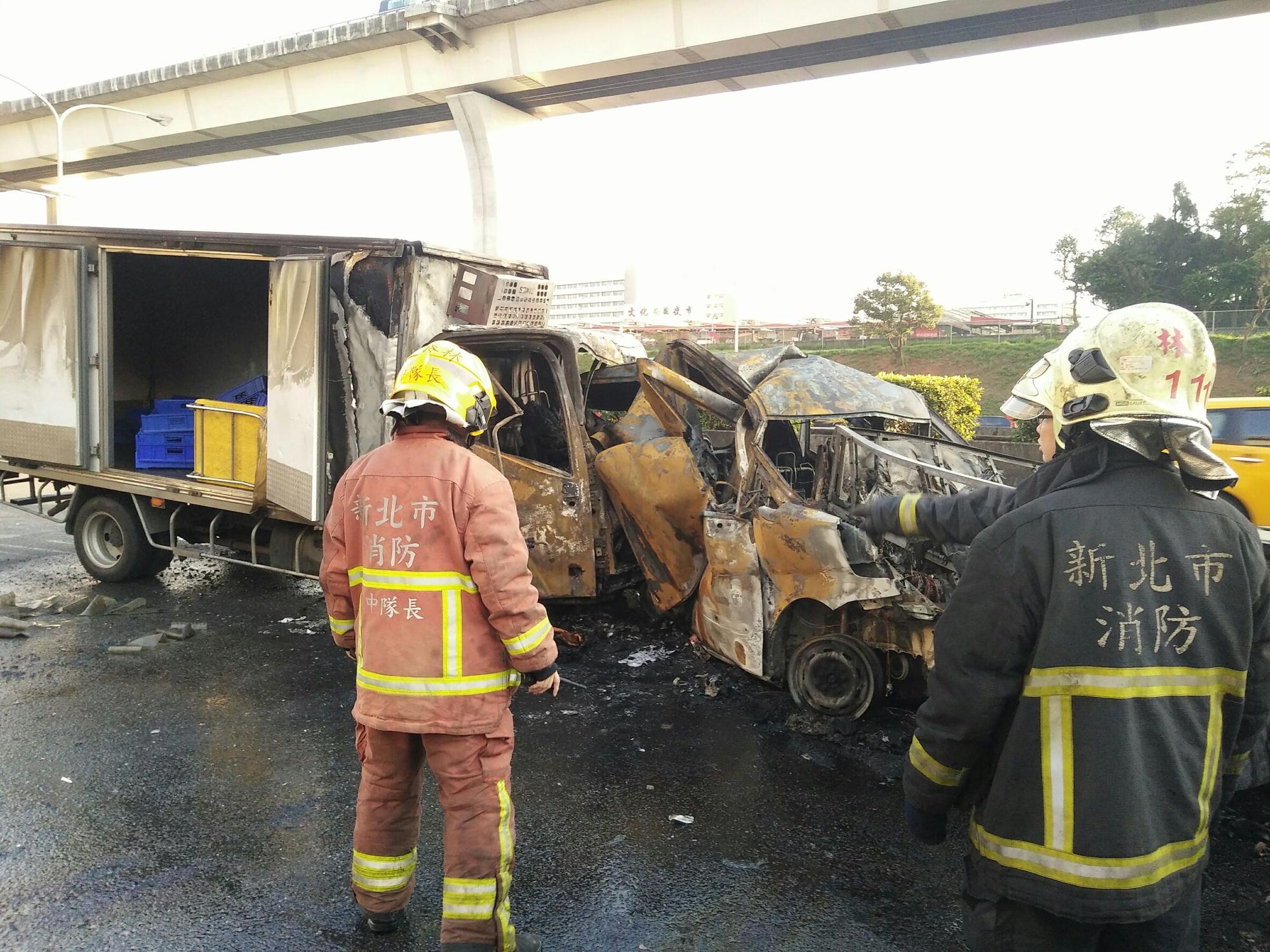 國道1號林口段41.3k南下路段發生連環車禍，警消趕往救援。（翻攝自網路）