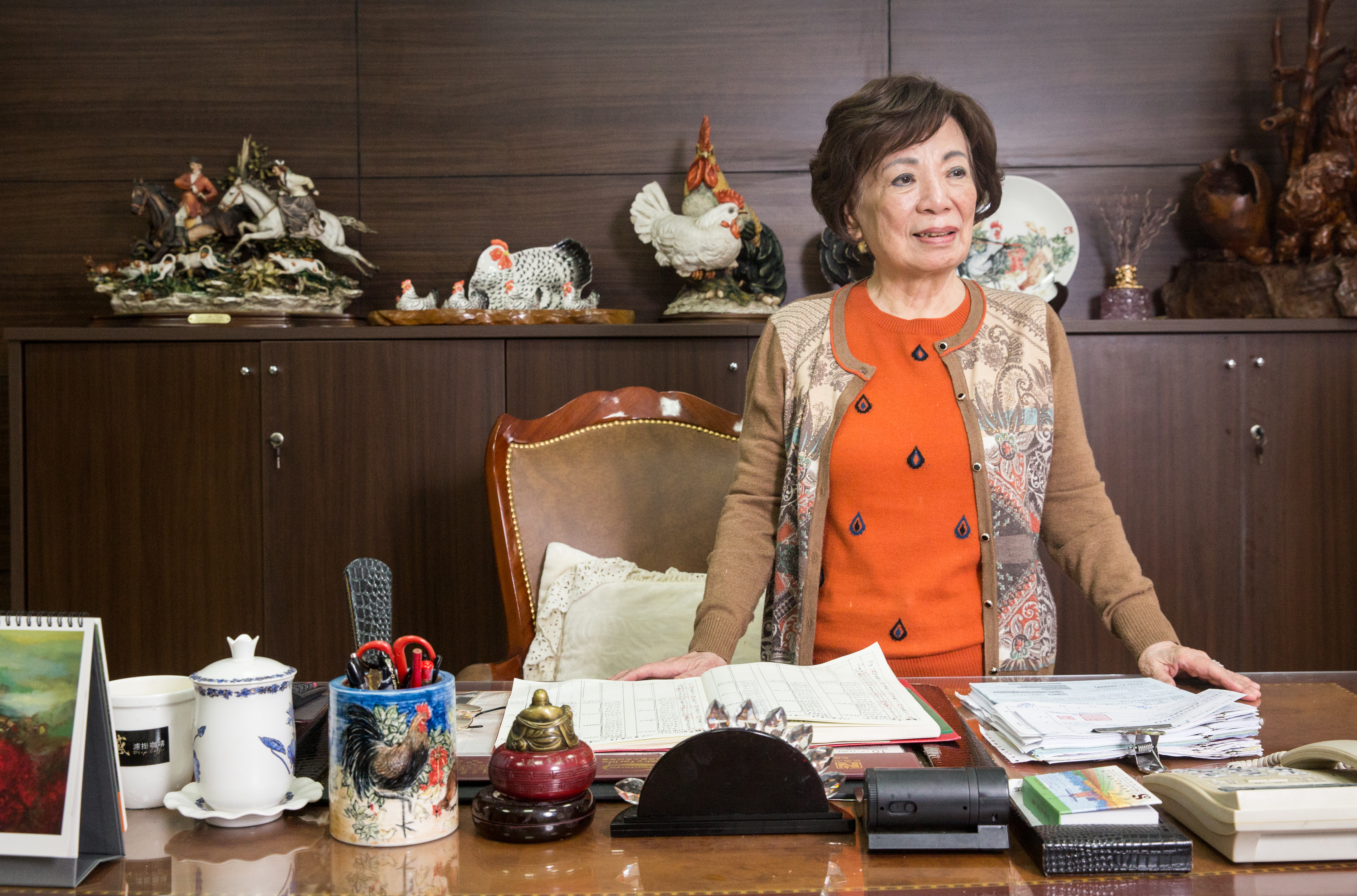 高齡85歲的董事長夫人史區雪吟當年與先生攜手創業，如今被員工尊稱為「頂呱呱奶奶」。