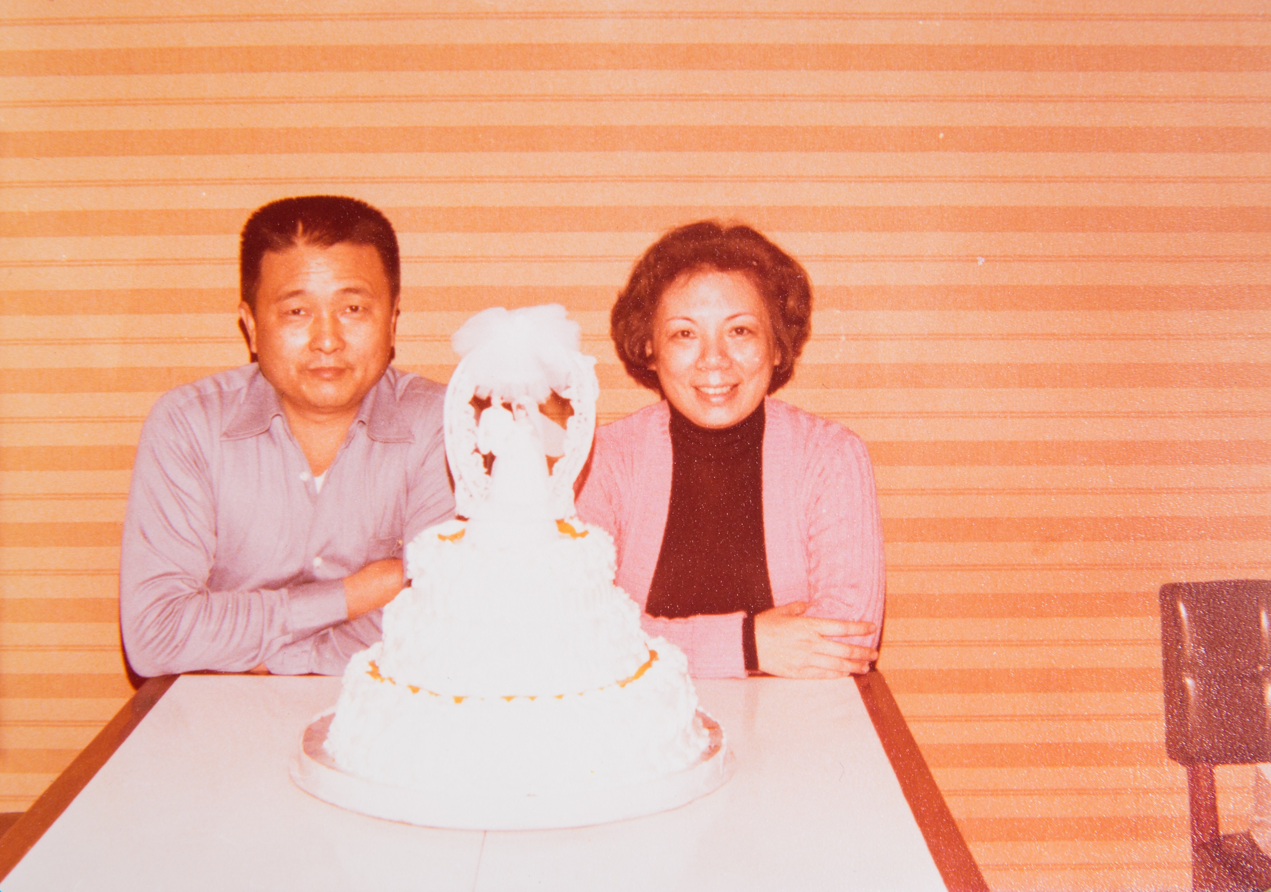 頂呱呱創辦人史桂丁與妻子史區雪吟慶祝結婚紀念日，夫妻鶼鰈情深，員工透露，史貴丁生前會牽著妻子的手一起巡店。（頂呱呱提供）