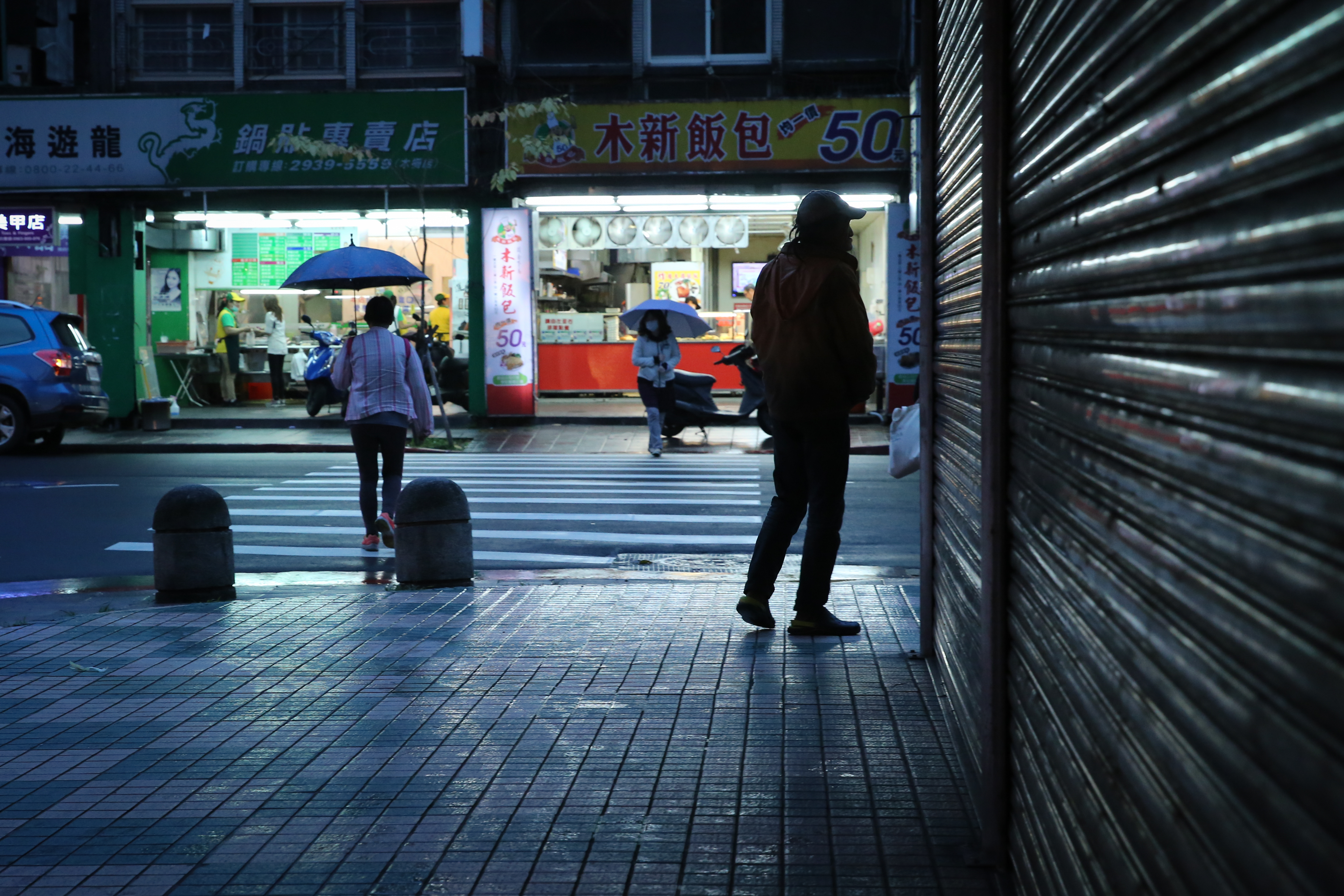 搖搖哥整日閒晃，當地居民都認識他，但沒有人知道他叫什麼名字。