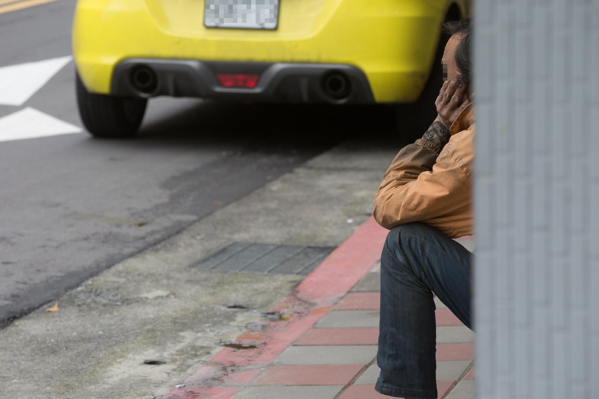 坐在路邊,搖搖哥看人、看車,沒有人知道他所見的世界是什麼樣子,路人來來往往,也當他不存在。