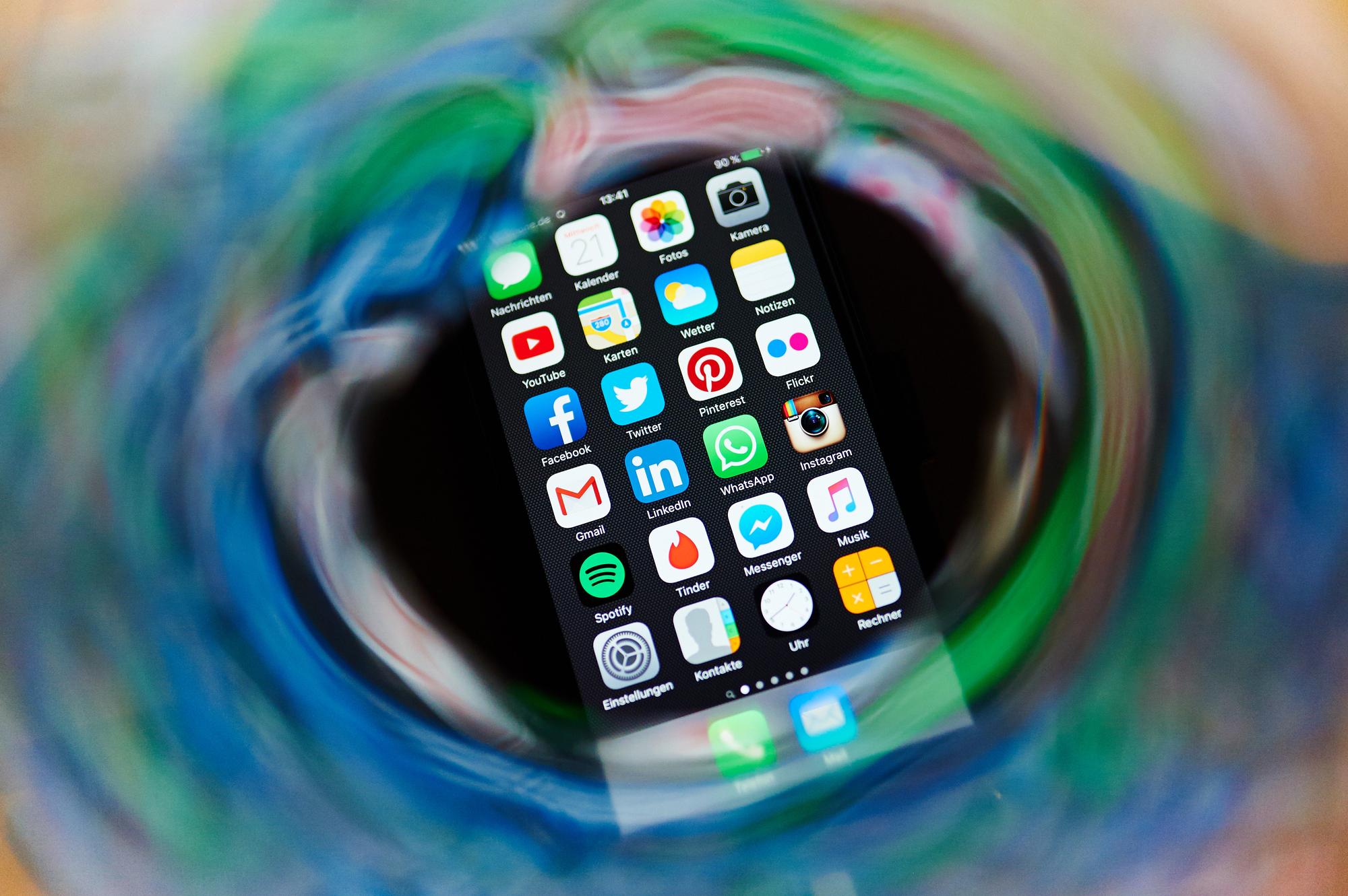 蘋果坦言確實採取了措施來降低iPhone電力需求，而導致手機速度變慢。（東方IC）