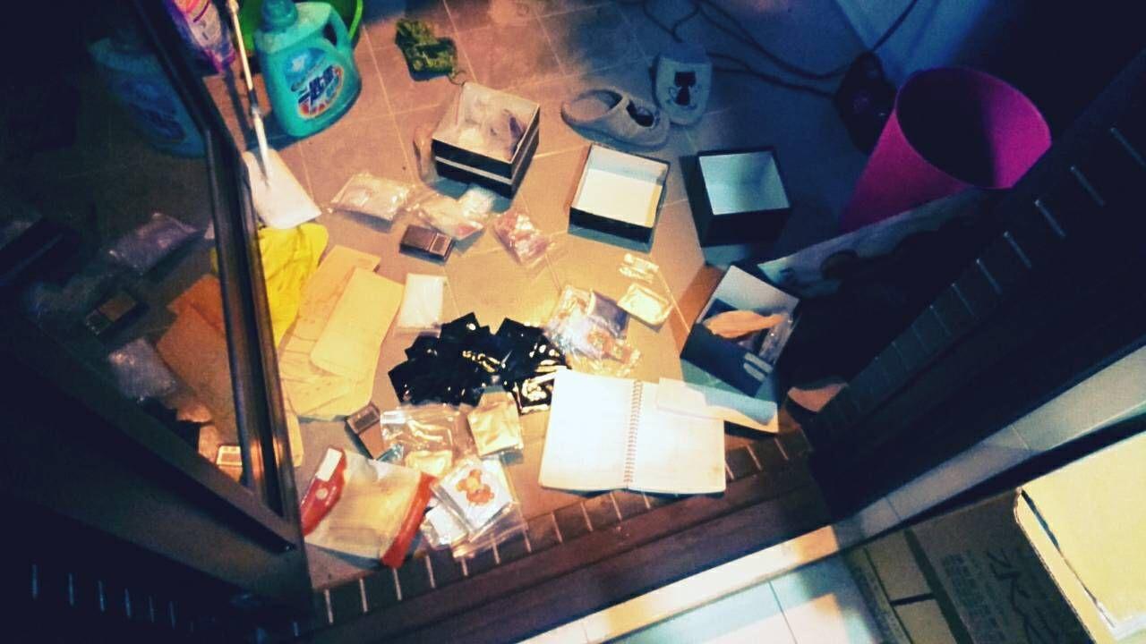 警方在陳嫌等人的工廠，搜出大量的毒咖啡包。（刑事局提供）
