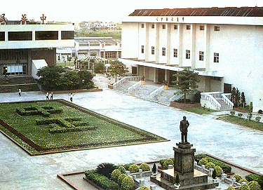 台北市中正高中校園內的蔣公銅像今（21）日被斬首，並被白色噴漆噴上「不移除不改名就砍頭」字樣。（翻攝畫面）