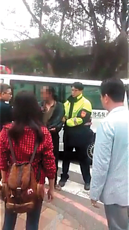 搖搖哥被抓的時候，不停地質問被抓的理由，引起學生、路人圍觀。（翻攝自《政大學聲》臉書）