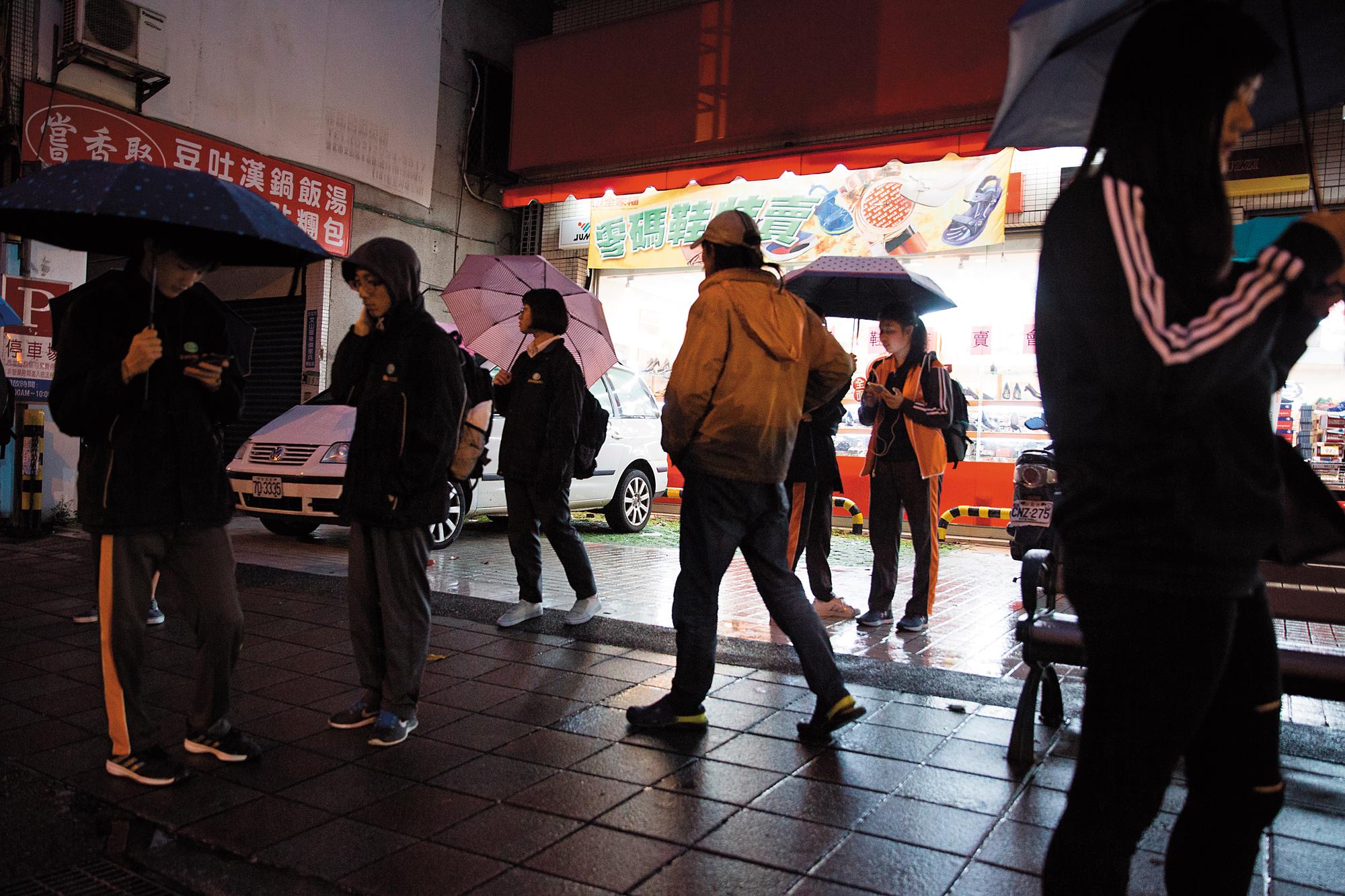傍晚6點，搖搖哥走過木新路上的鞋店，附近的景文高中放學了，學生說，搖搖哥是常見的遊民。