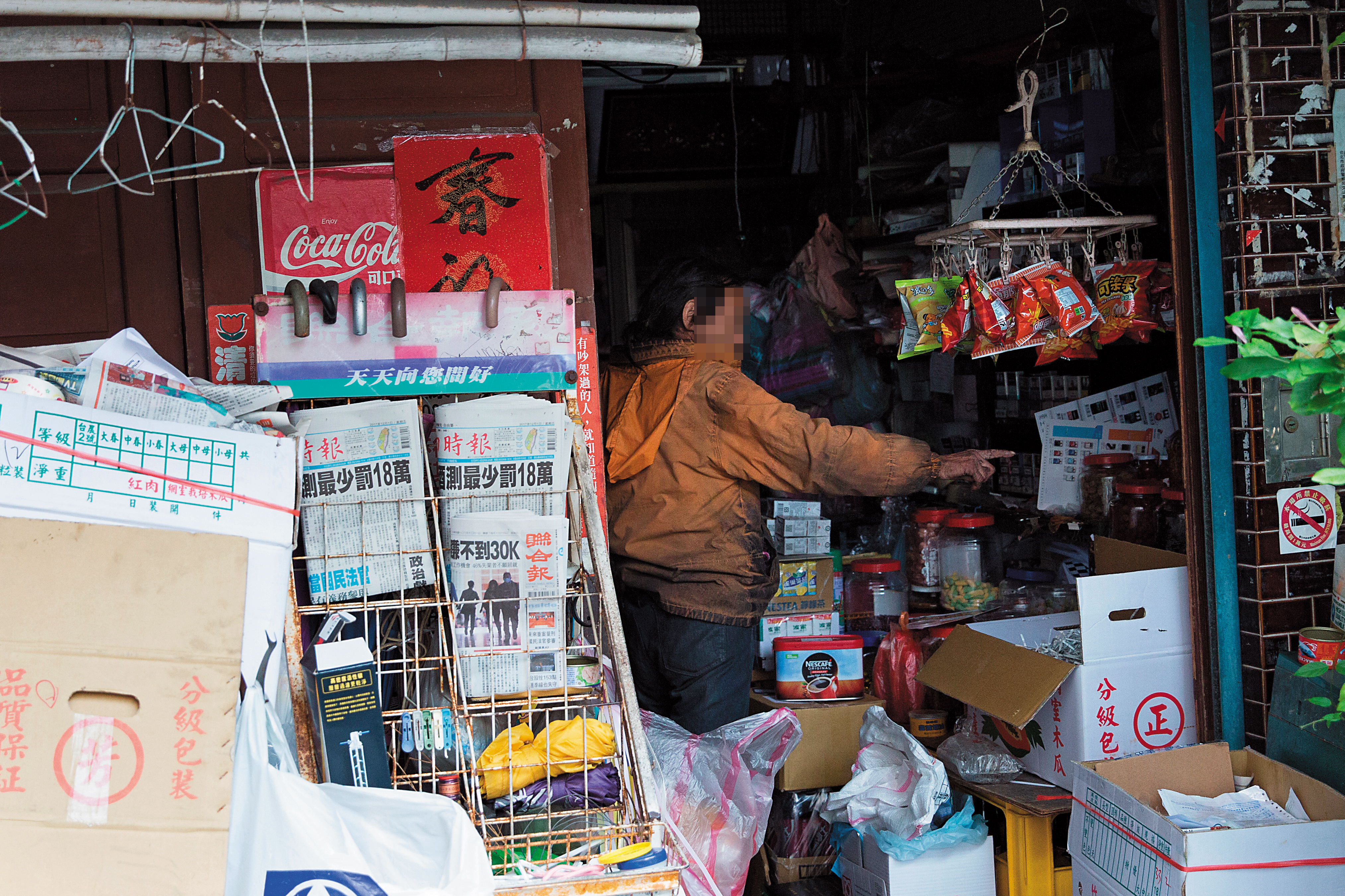 搖搖哥買東西不說話，只用手指著蜜餞罐子。他2、3天會來買一次，每一次雜貨店老闆娘都會多給他一些。