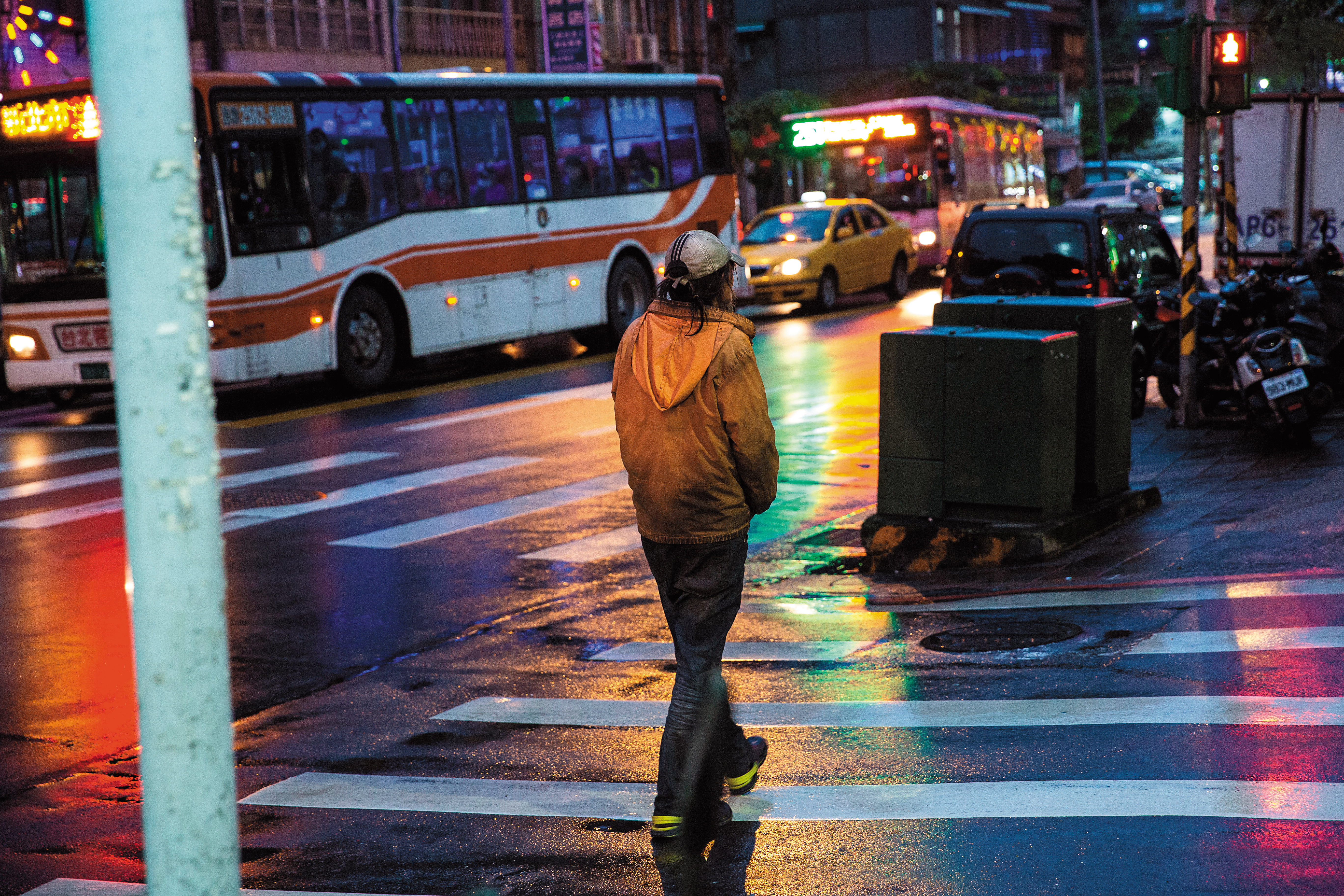 穿街走巷，搖搖哥從不看紅綠燈，他的漫遊有一套自己的規則。