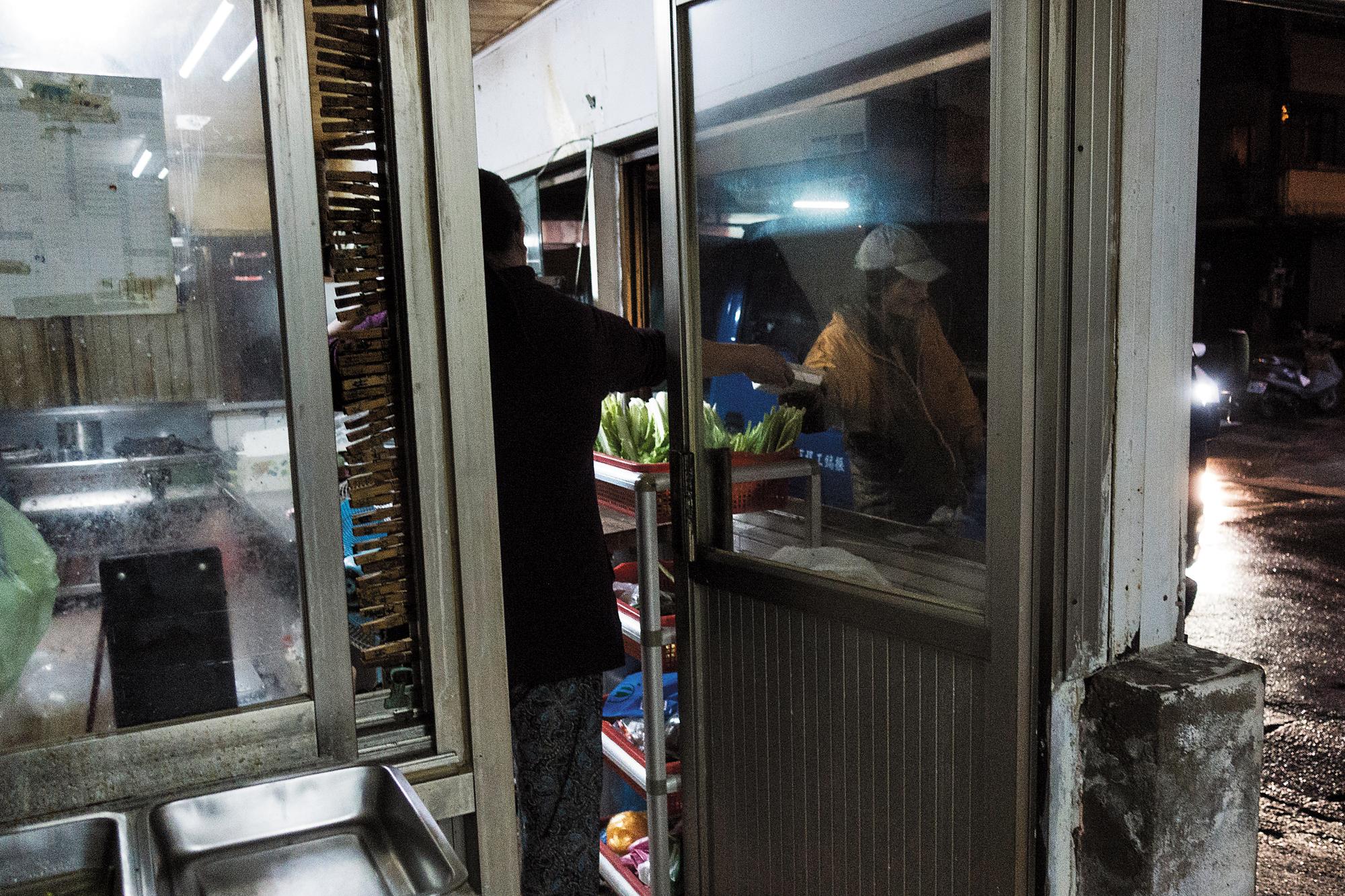入夜了，搖搖哥走到新光路上的新光小吃店，領了今日的晚餐。老闆娘說：「他每天都會來，有時一天會來4次。」