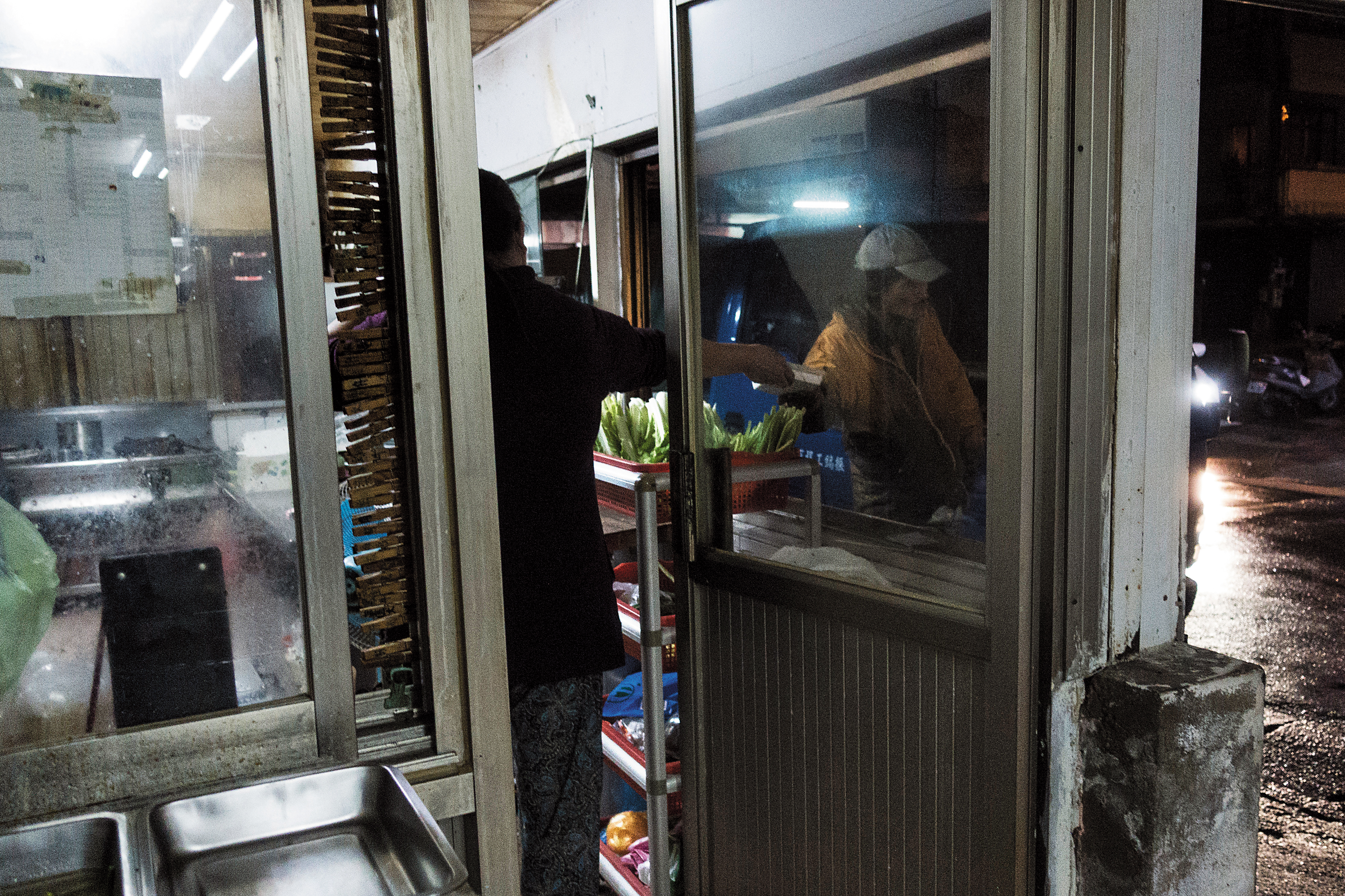 入夜了，搖搖哥走到新光路上的新光小吃店，領了今日的晚餐。老闆娘說：「他每天都會來，有時一天會來4次。」