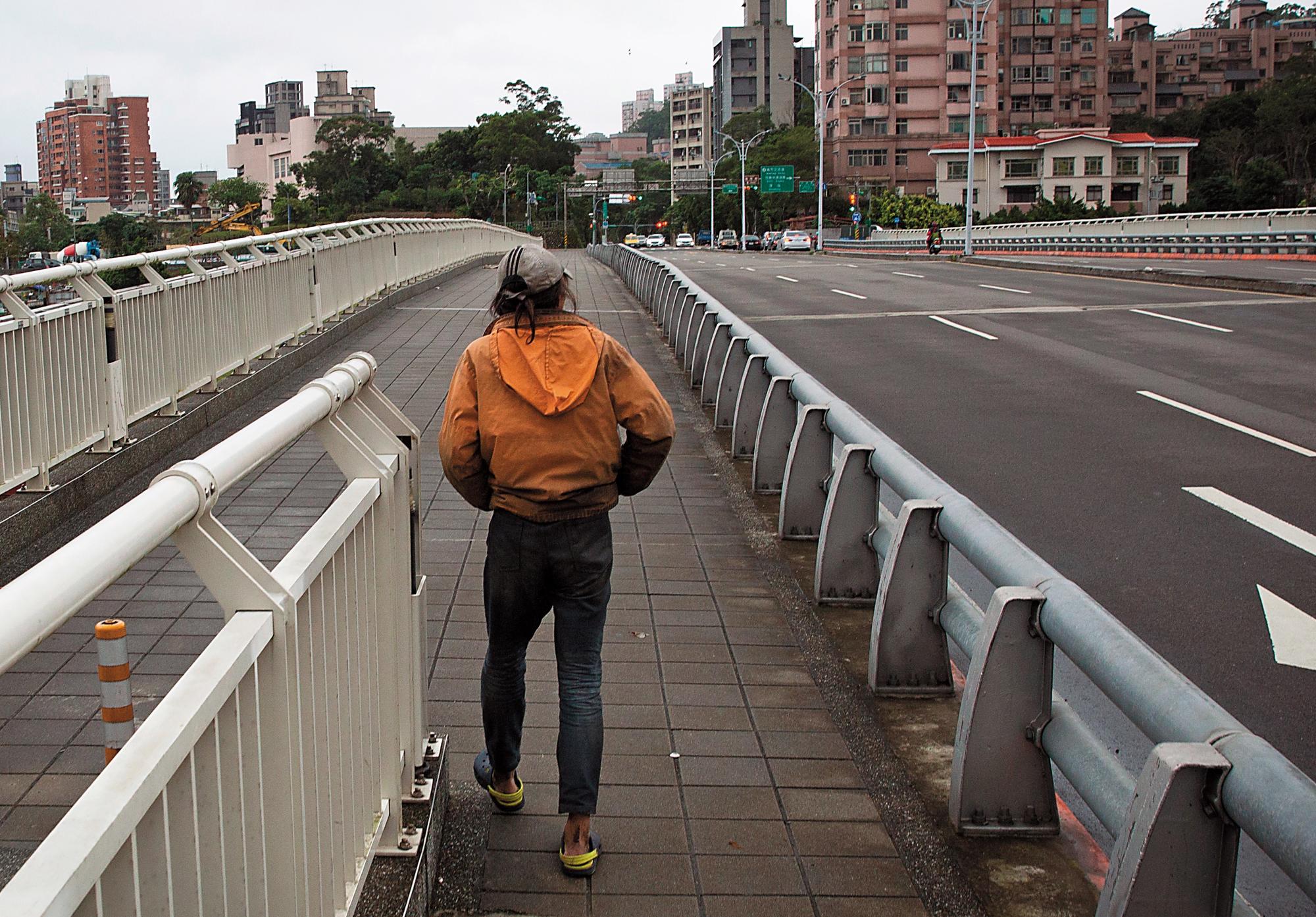 這一天，搖搖哥走過道南橋、萬壽橋，木新路、指南路、新光路都是漫遊的路徑，最遠曾走到景美女中。