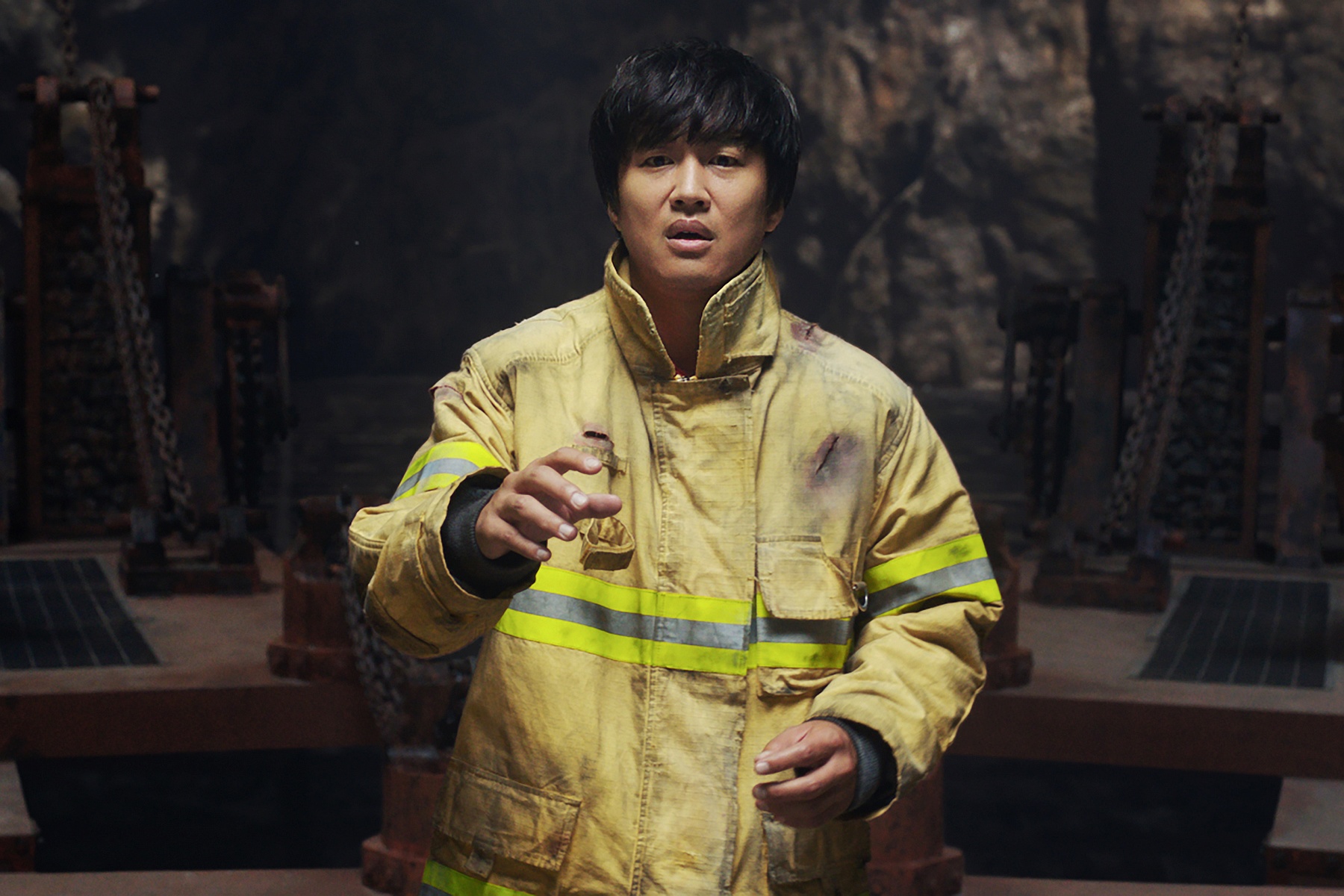 車太鉉在《與神同行》飾演意外身亡的消防員，接受審判的關卡，透露出身世的祕辛。（采昌國際多媒體提供）