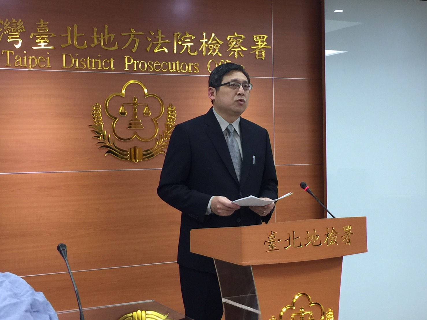 台北地檢署發言人周士榆今晚舉行記者會說明王炳忠案九大疑點。