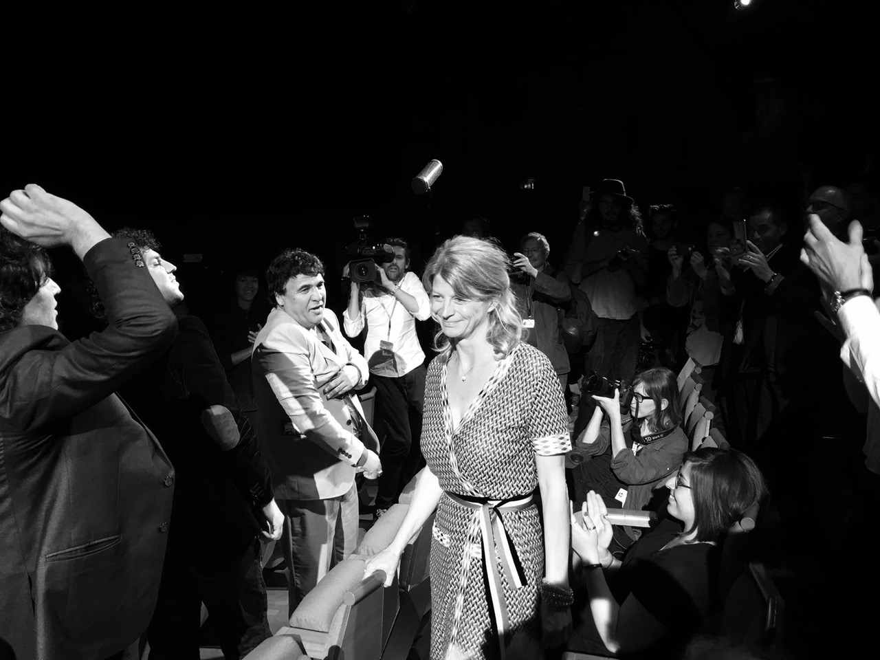 法國索妮雅珂蘭倫（中）過去15年來多次赴阿富汗、伊朗等國工作，圖為她的首部紀錄長片《沒萊塢天王》在坎城舉行的首映會現場。