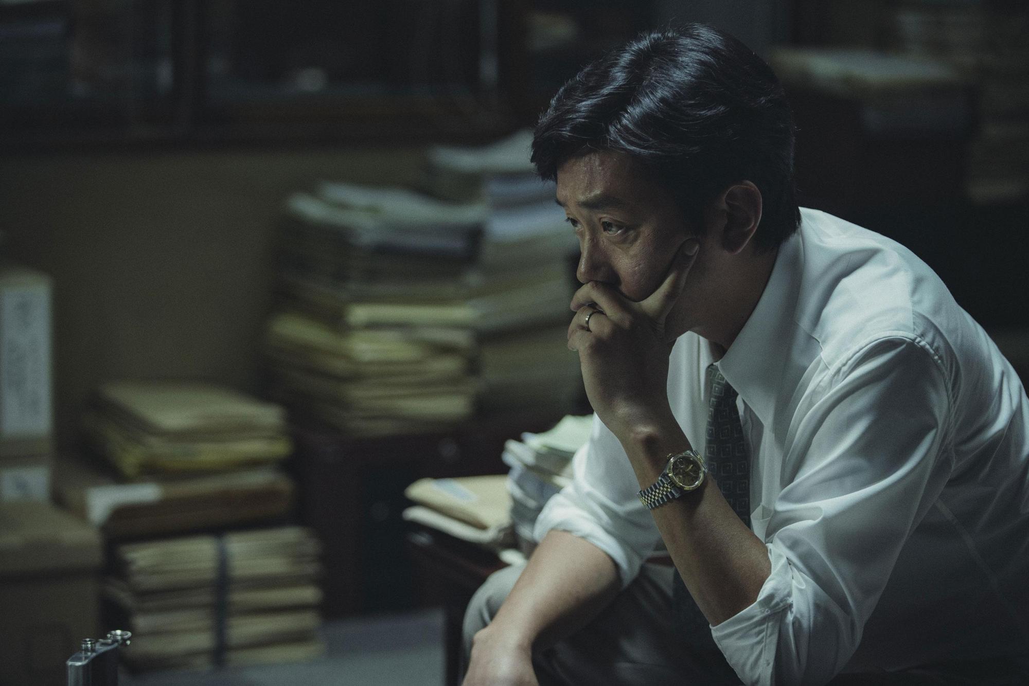 河正宇在以光州事件為背景的《1987:黎明到來的那一天》中,飾演調查大學生之死的檢察官。(車庫娛樂)