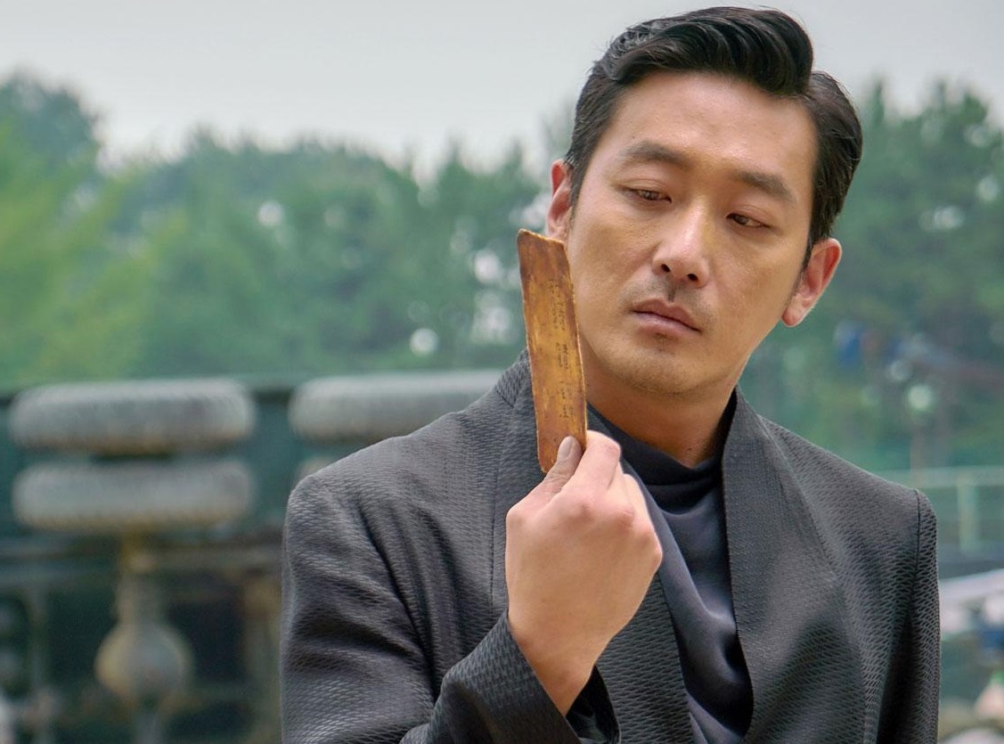 河正宇在《與神同行》飾演陰間使者領袖，12月20日南韓上映首日就拿下票房冠軍。（釆昌國際多媒體提供）