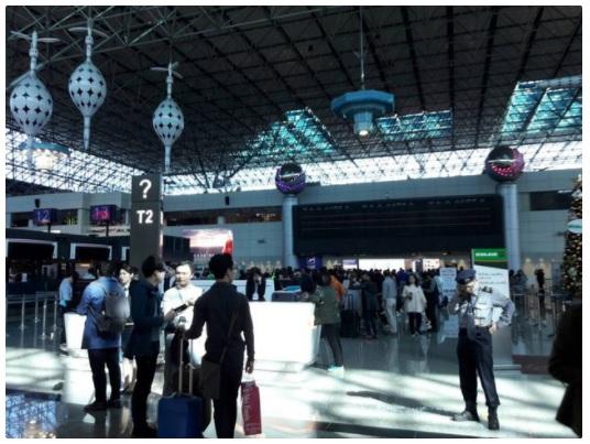 桃園機場第二航廈突然發生跳電,出境大廳燈光全暗,只剩自然光勉強照亮大廳。(翻攝網路)