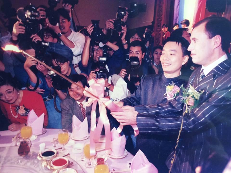 許佑生(右二)表示結婚本是家庭事件,但他的婚禮卻演變成社會事件,吸引大批媒體採訪,除了電視台派出SNG車,連香港《壹週刊》都派員參與,最後做成封面故事。
