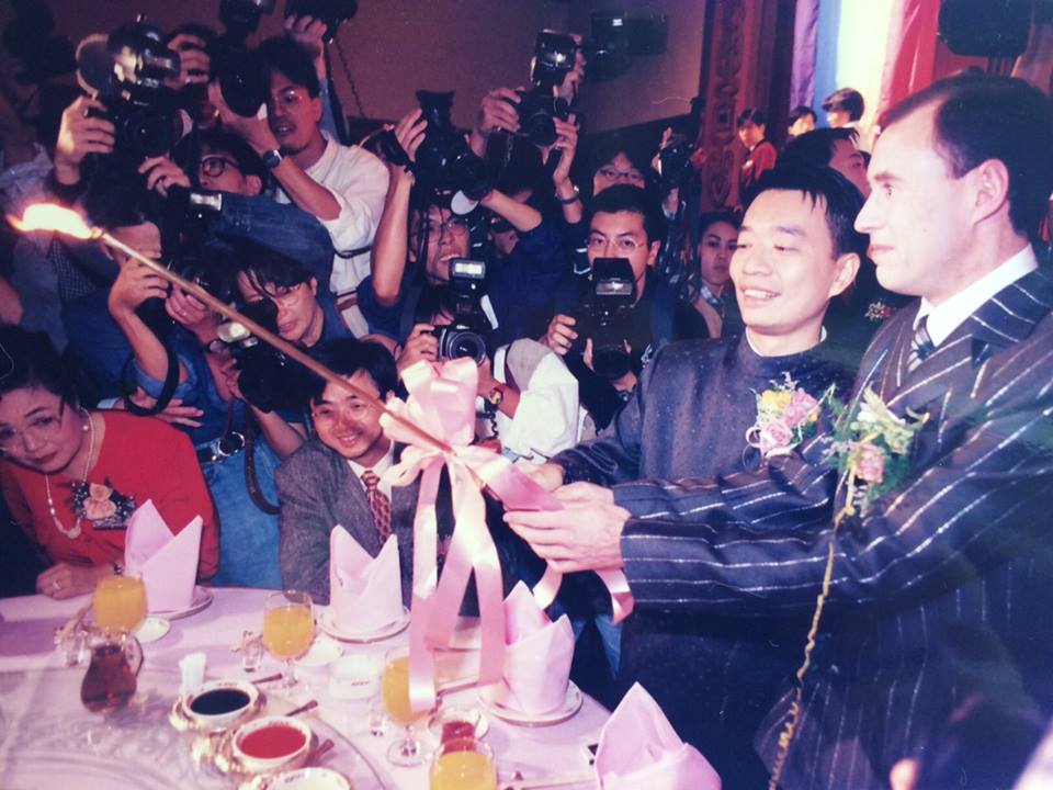 許佑生（右二）表示結婚本是家庭事件，但他的婚禮卻演變成社會事件，吸引大批媒體採訪，除了電視台派出SNG車，連香港《壹週刊》都派員參與，最後做成封面故事。