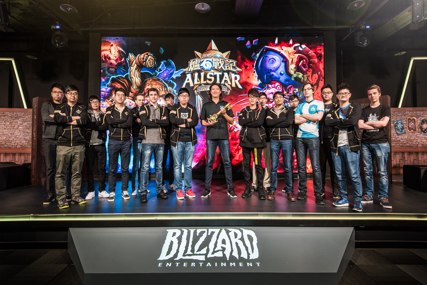 16位選手齊聚一堂，努力爭取2萬美元的冠軍獎金。圖中手持獎座者為暴雪娛樂台灣/香港/東南亞電子競技與商業發展總監Paul Chen