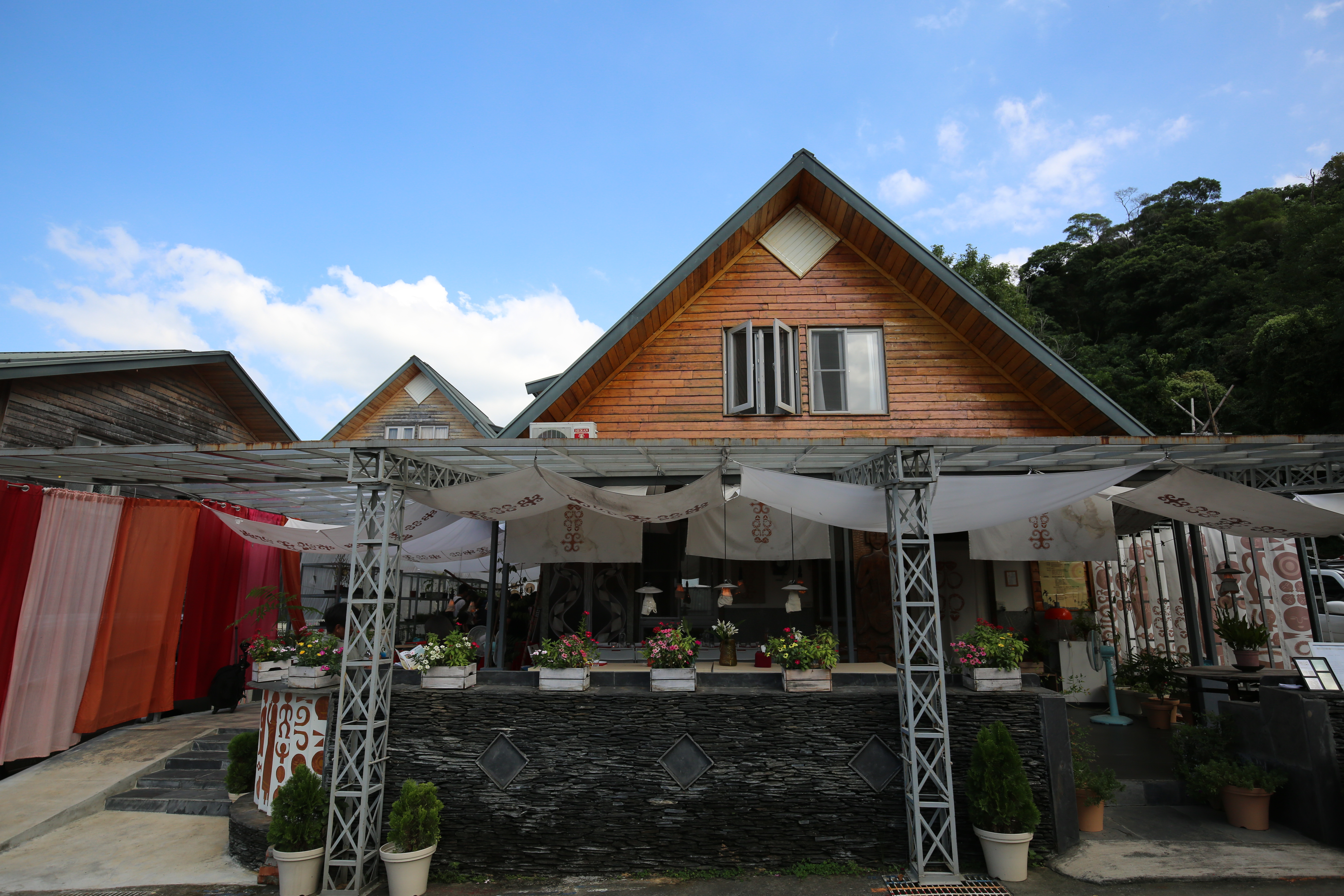 整間餐廳用白色布幔裝飾,食物香氣飄來。