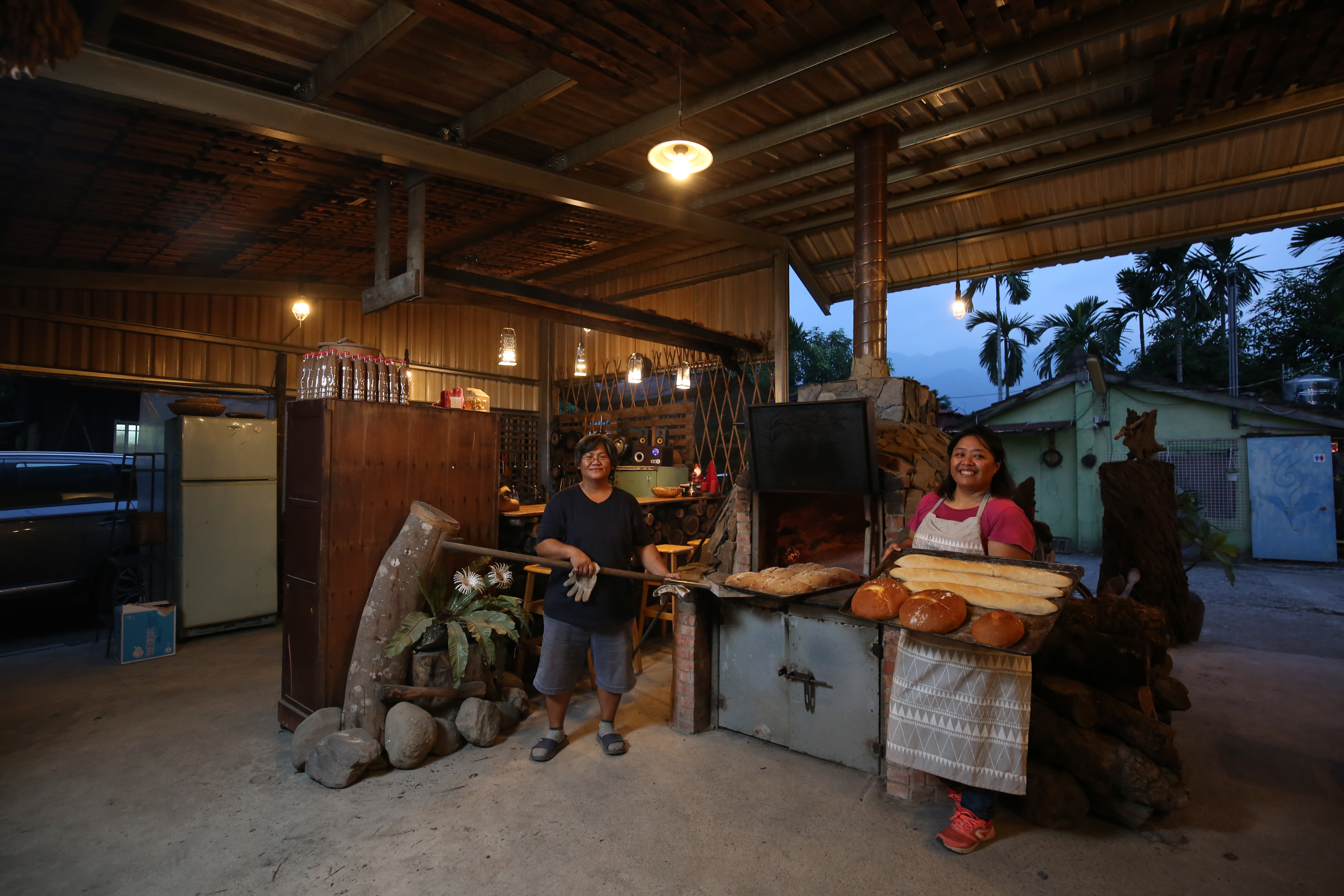 一口大窯和窯烤麵包，裝著謝惠珍（左）和陳瑋琪（右）兩人的夢想。