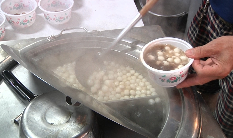 高市衛生局抽查出三民市場內知名老店湯圓竟含有不得檢出之防腐劑，讓消費者相當震撼。（高市衛生局提供）