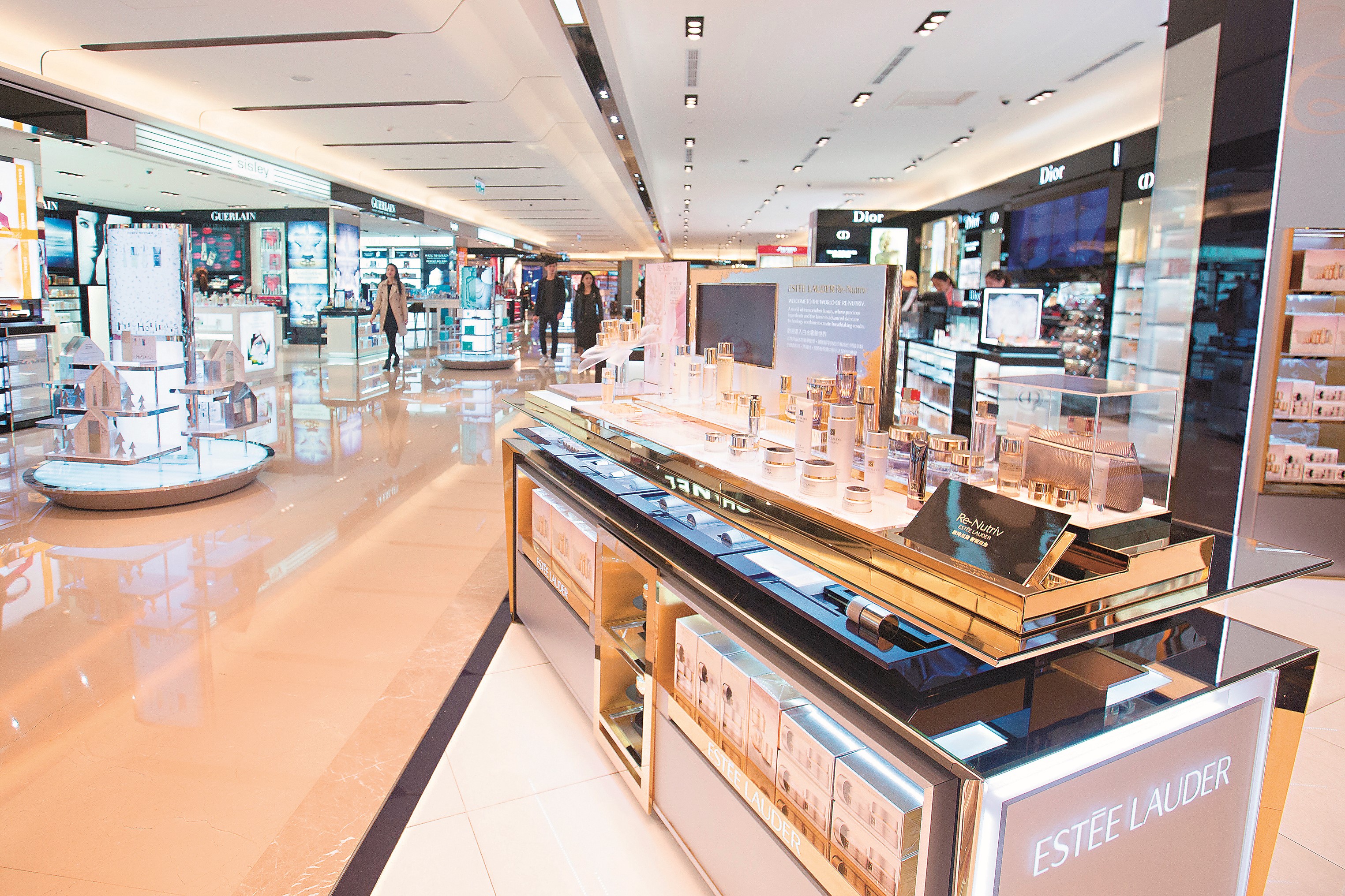 內湖旗艦店內國際美妝品牌齊全，還有多款獨家免稅組合。