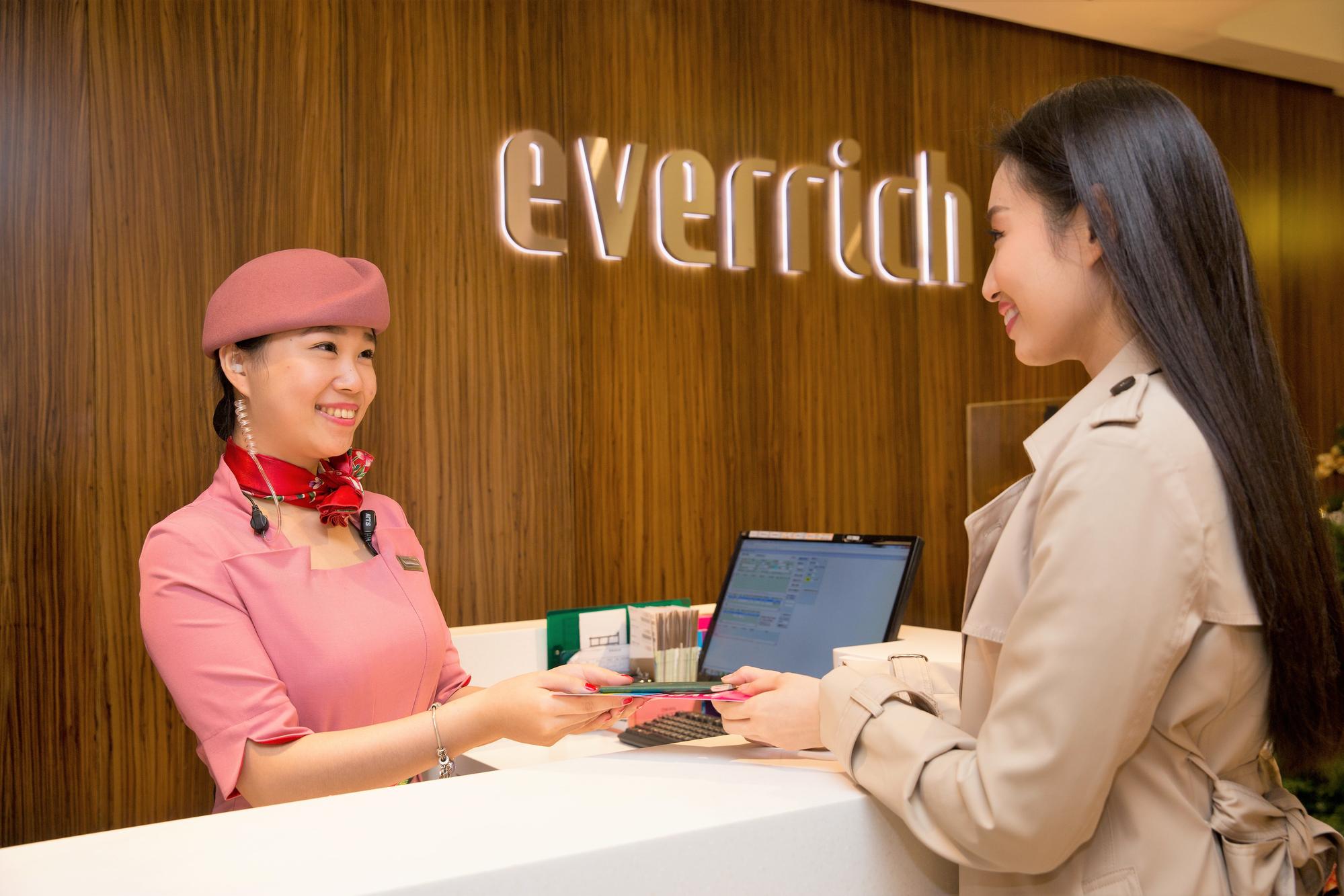 抵達4樓服務中心,只要出示航班資料和護照,就能換取免稅購物卡展開購物旅程。