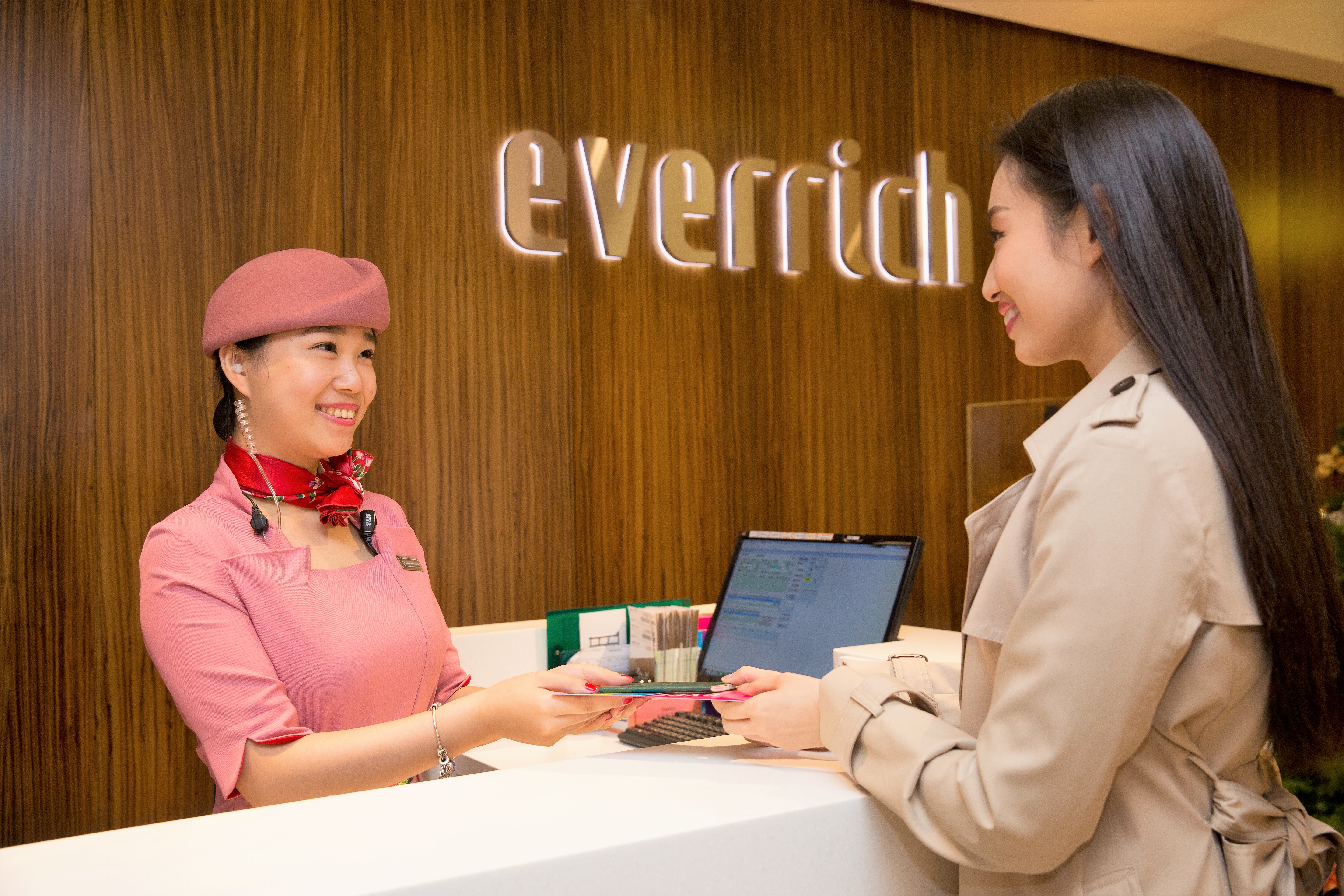 抵達4樓服務中心,只要出示航班資料和護照,就能換取免稅購物卡展開購物旅程。