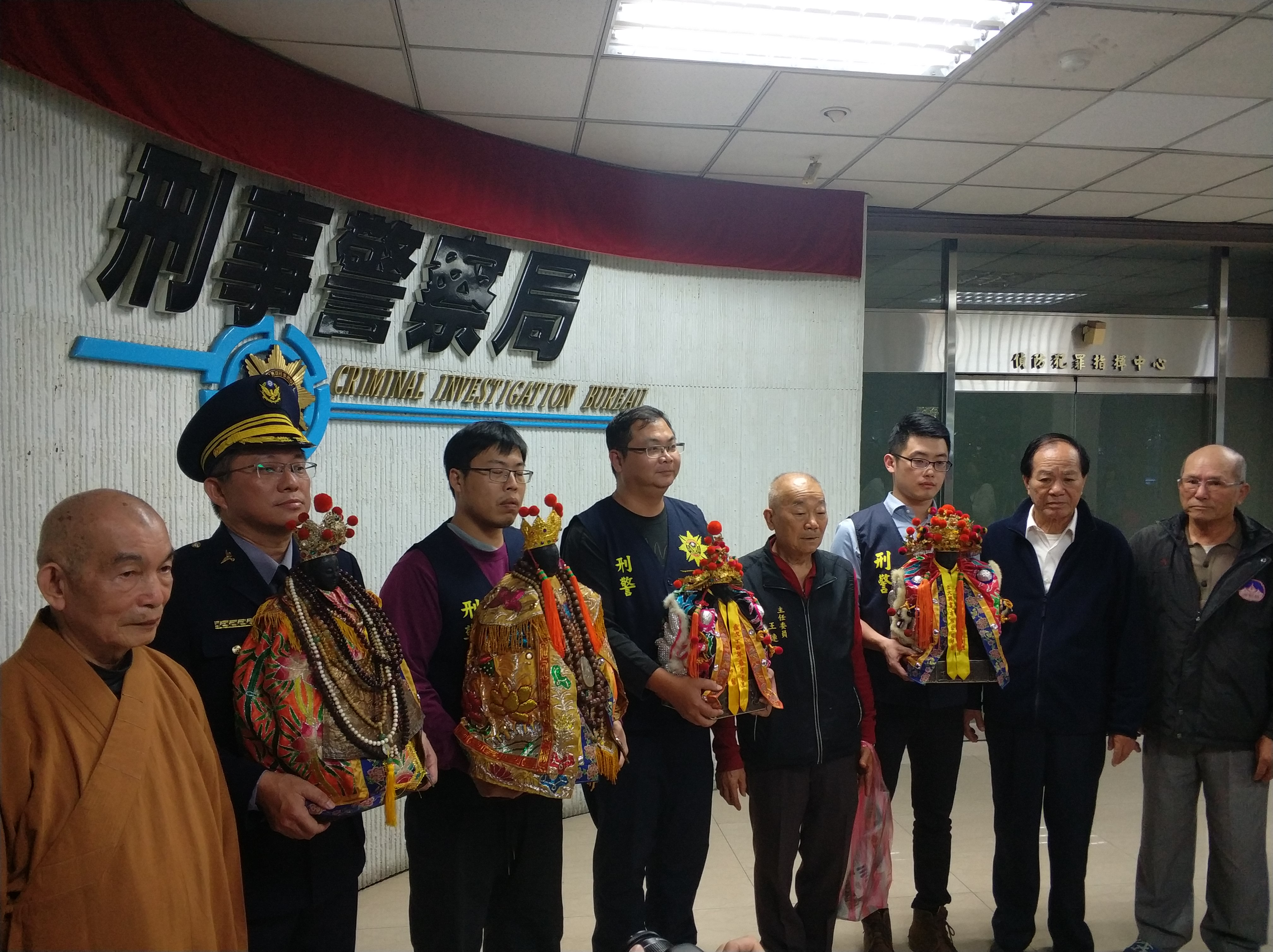 專案小組22日尋回神像，廟方也至刑事局迎回。