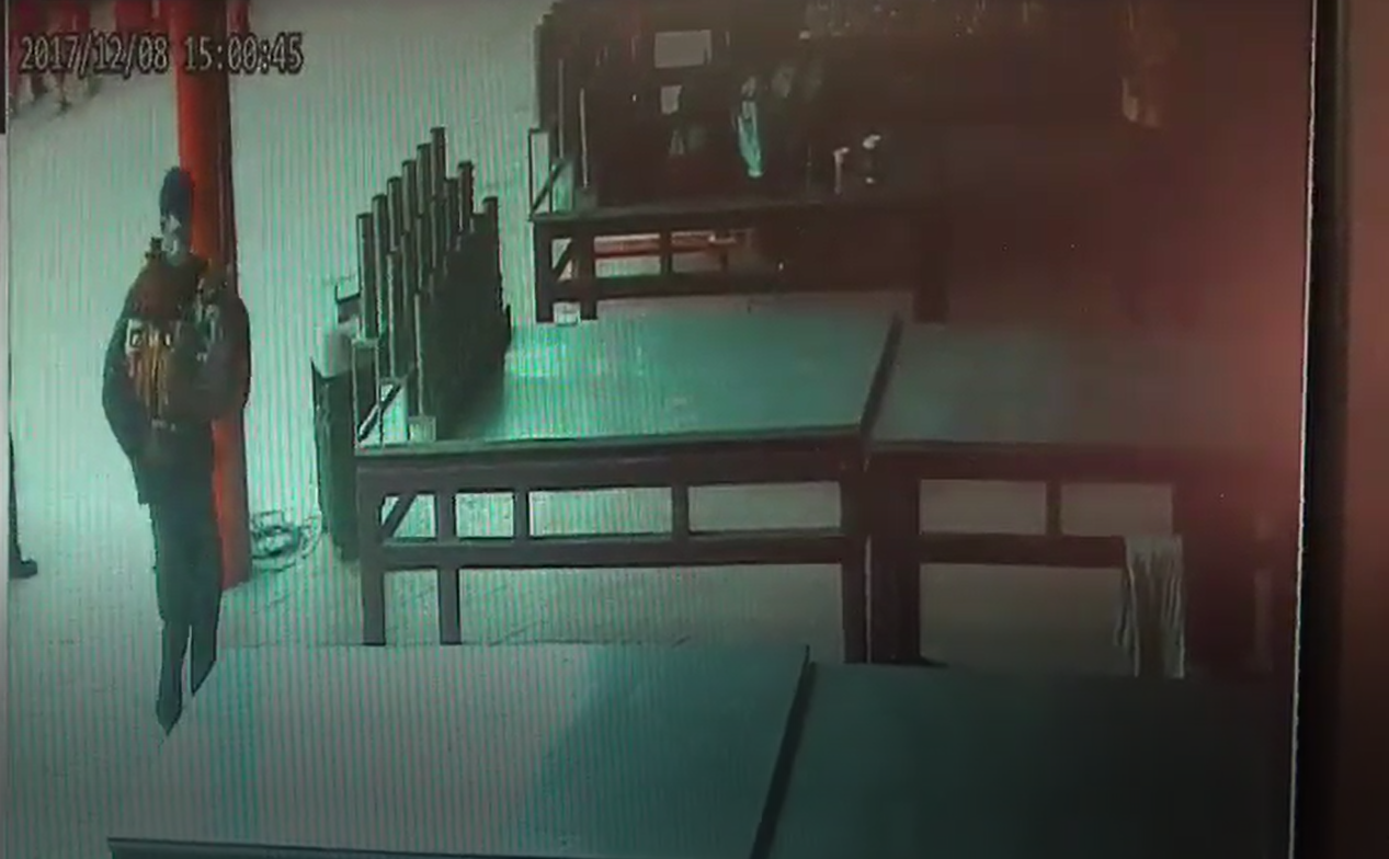 許嫌至南鯤鯓代天府詐取神像,被監視器錄下。