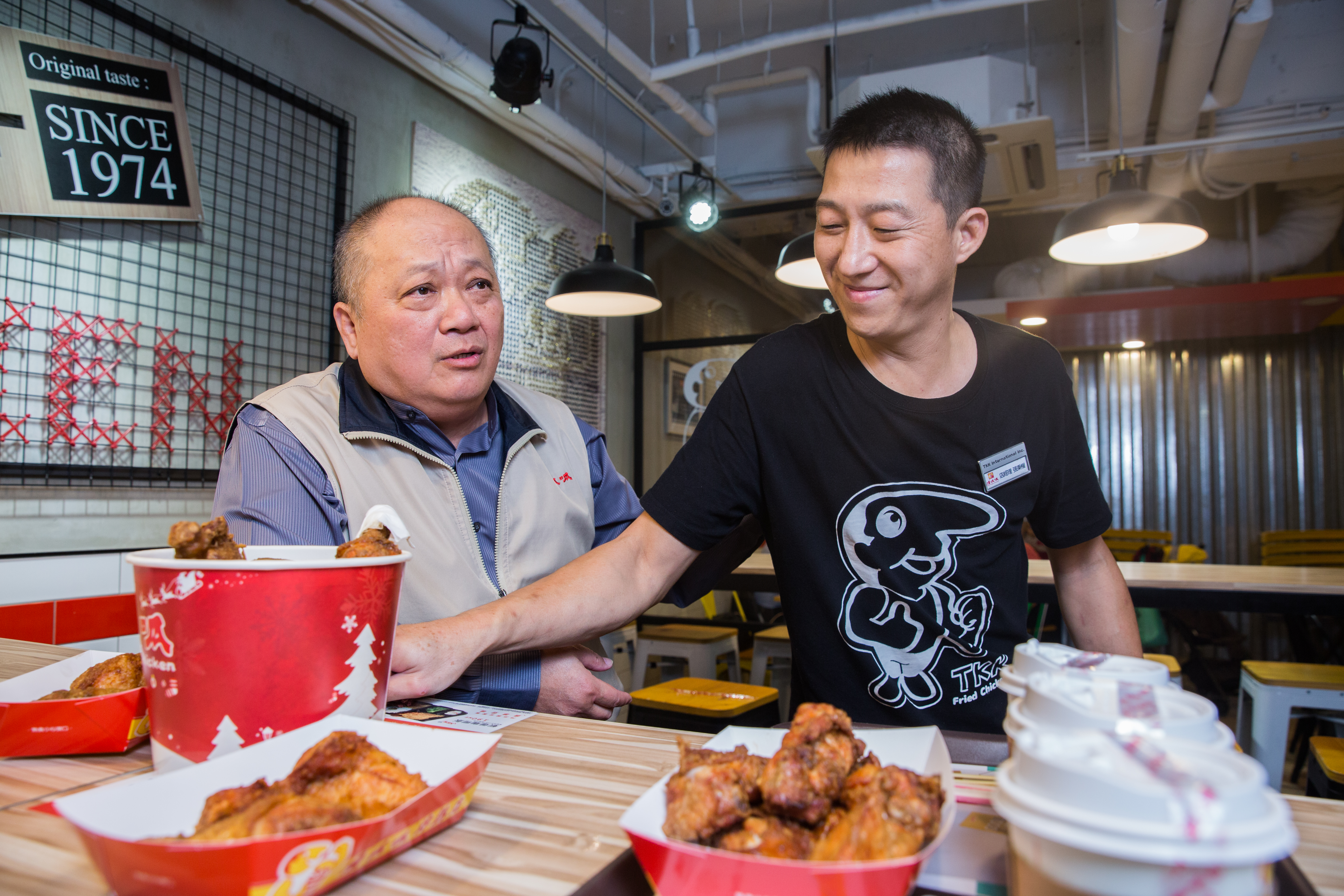史洪法對員工十分惜情，門市不乏共同打拚逾20年的資深員工。