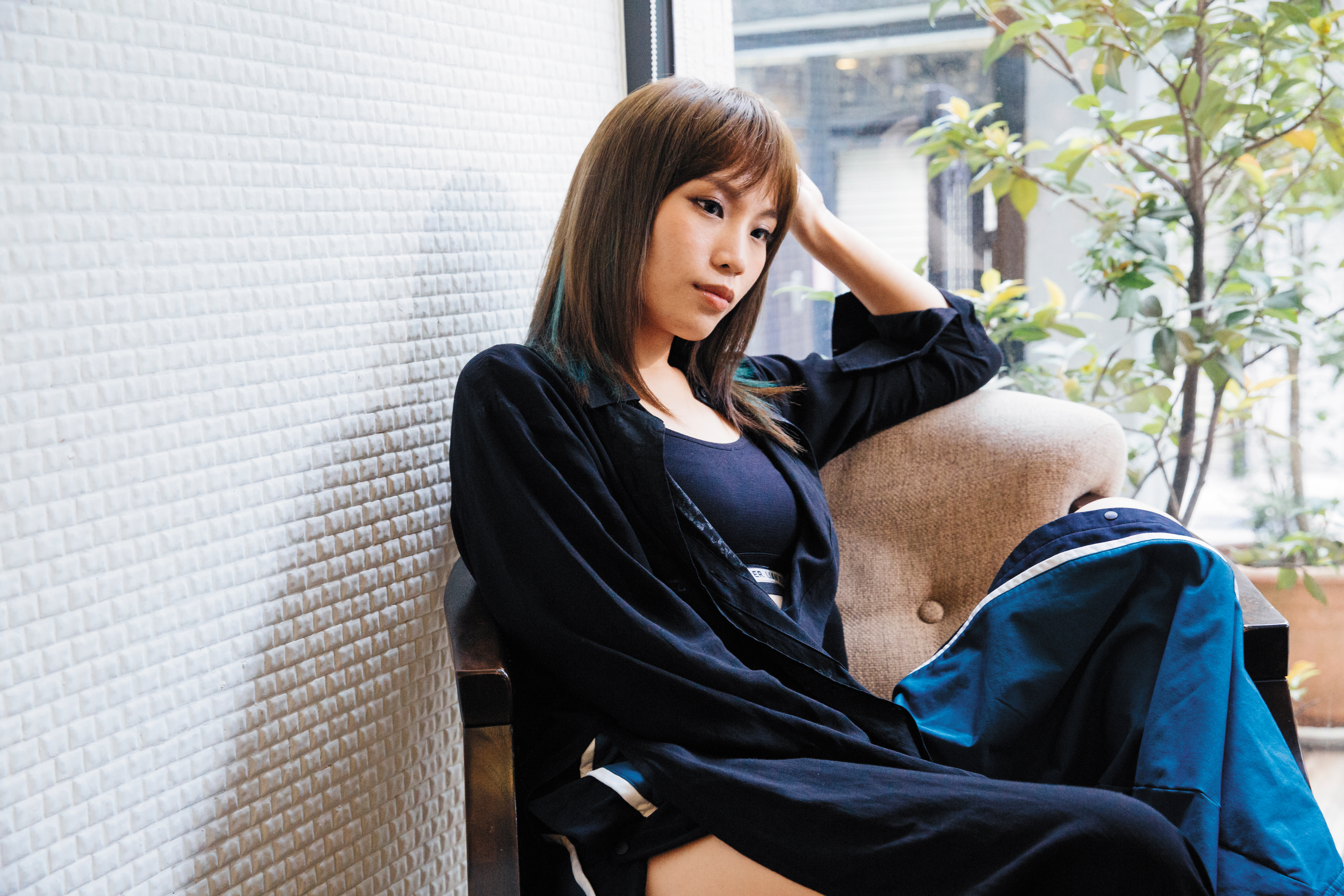 呂薔因嗓音獨特，大學時參加歌唱比賽，馬上就被評審看中簽下。