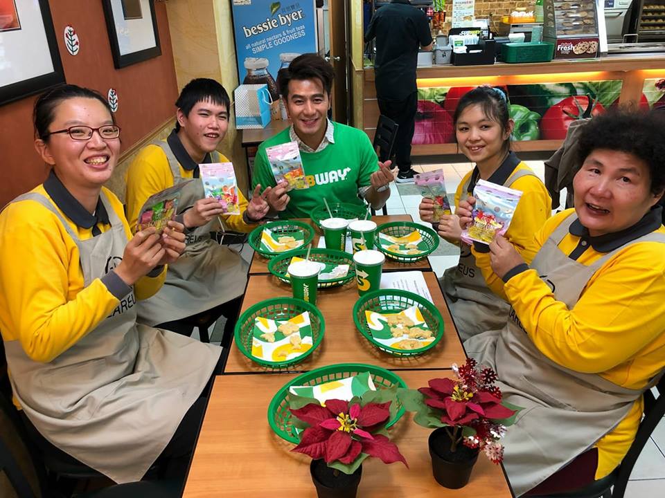 郭彥均熱心公益，陪喜憨兒過耶誕。（紅杉娛樂）