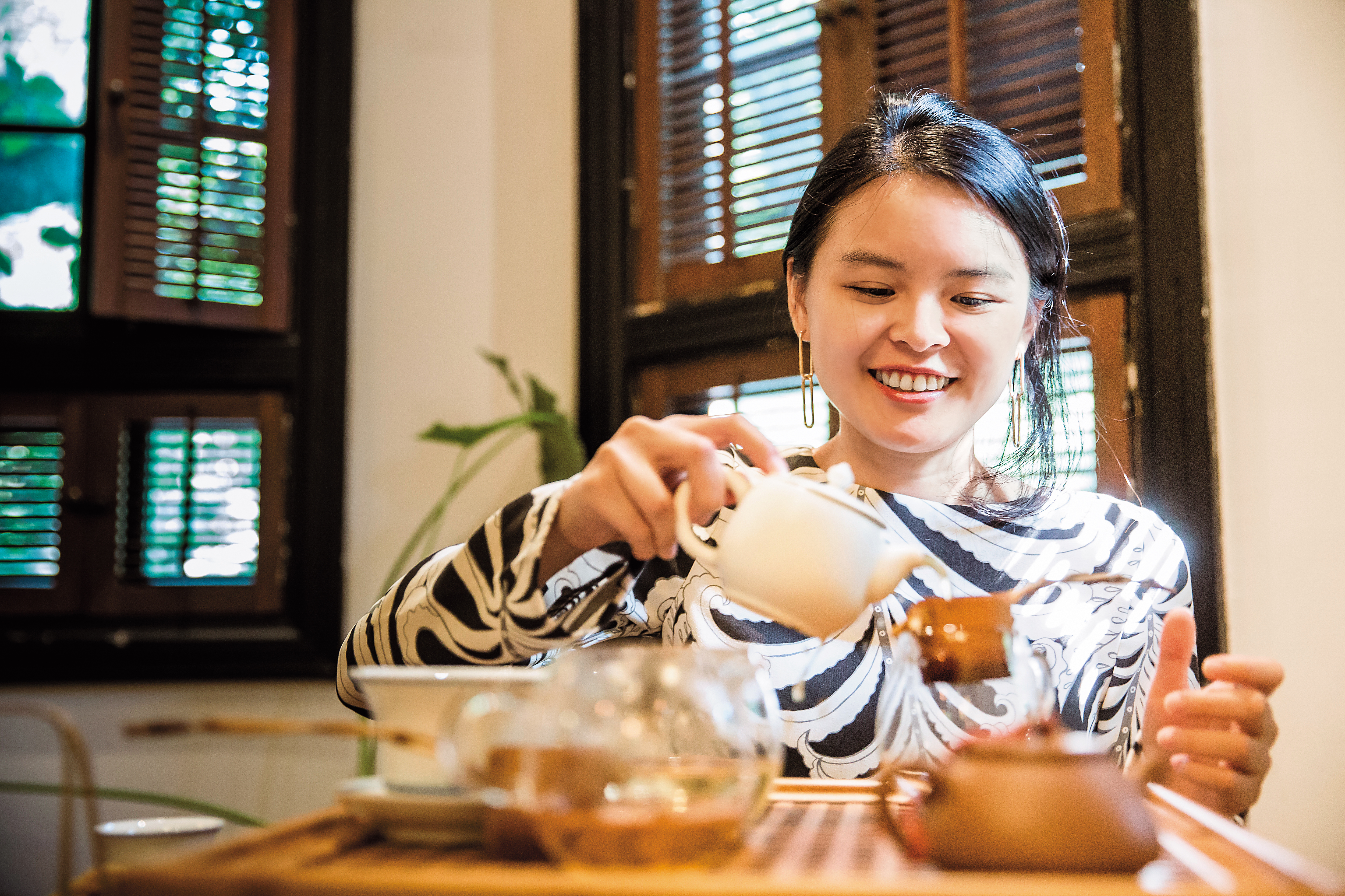 25歲的彭少儀，2年多前赴大陸創業，在北京創立辦公室茶品牌「山茗主義」，最高單月營收逾新台幣百萬元。