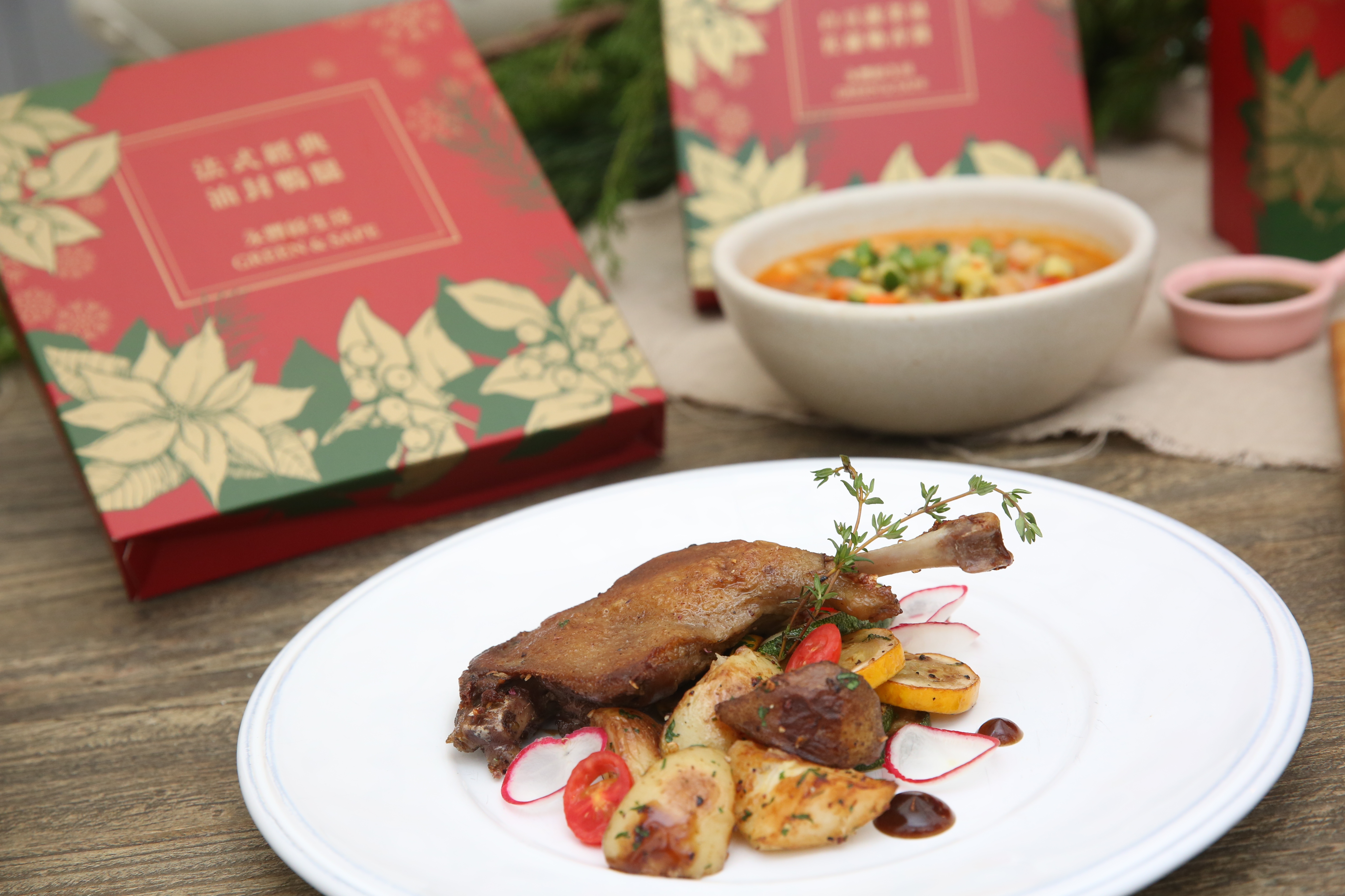 解凍「法式經典油封鴨腿」後，只要將表皮煎酥即可上桌。（590元／500g、兩隻鴨腿）