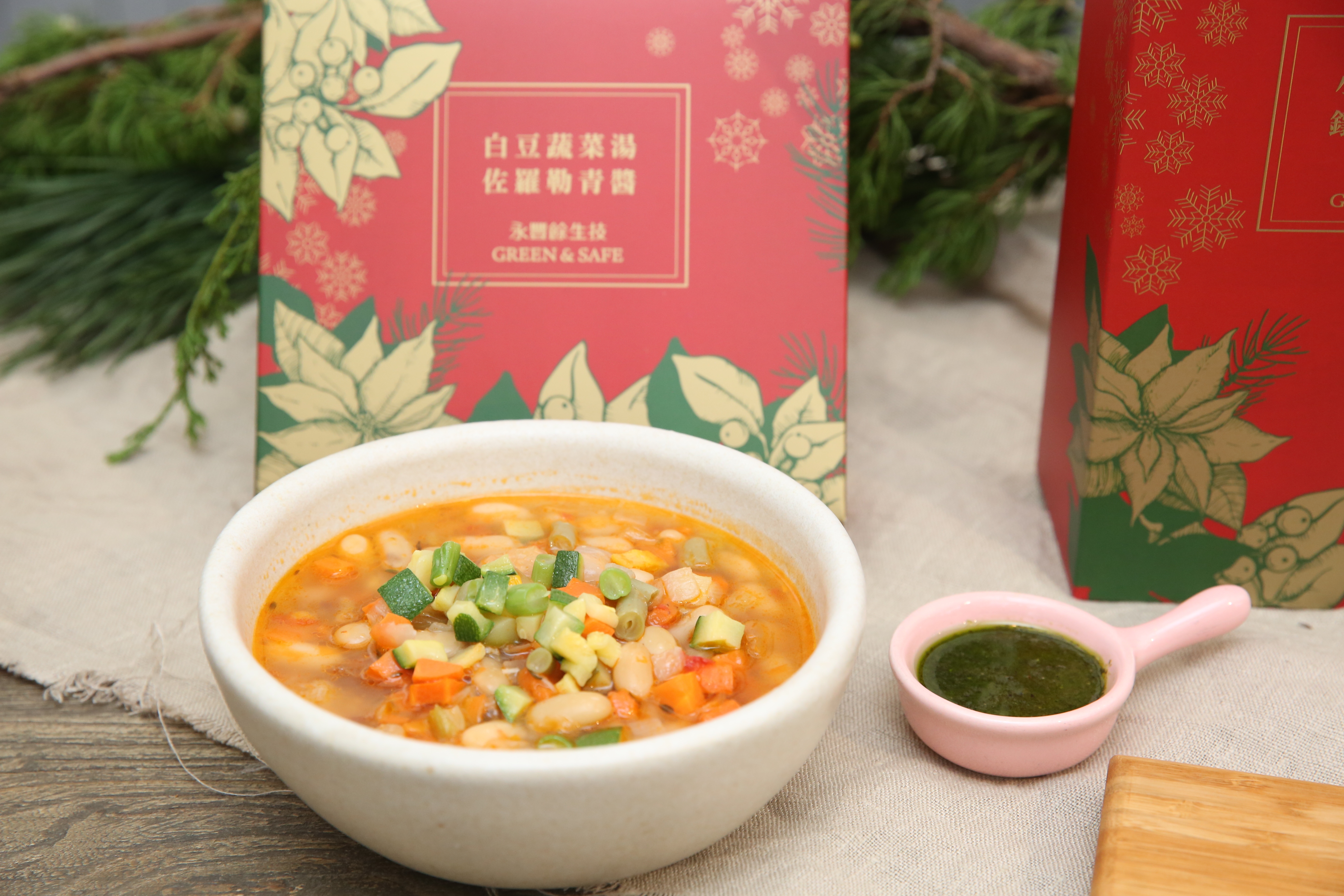 復熱後淋上羅勒青醬的「白豆蔬菜湯佐羅勒青醬」，口感很有層次，適合冬日裡暖和享用。（320元／1人份、530元／2人份）