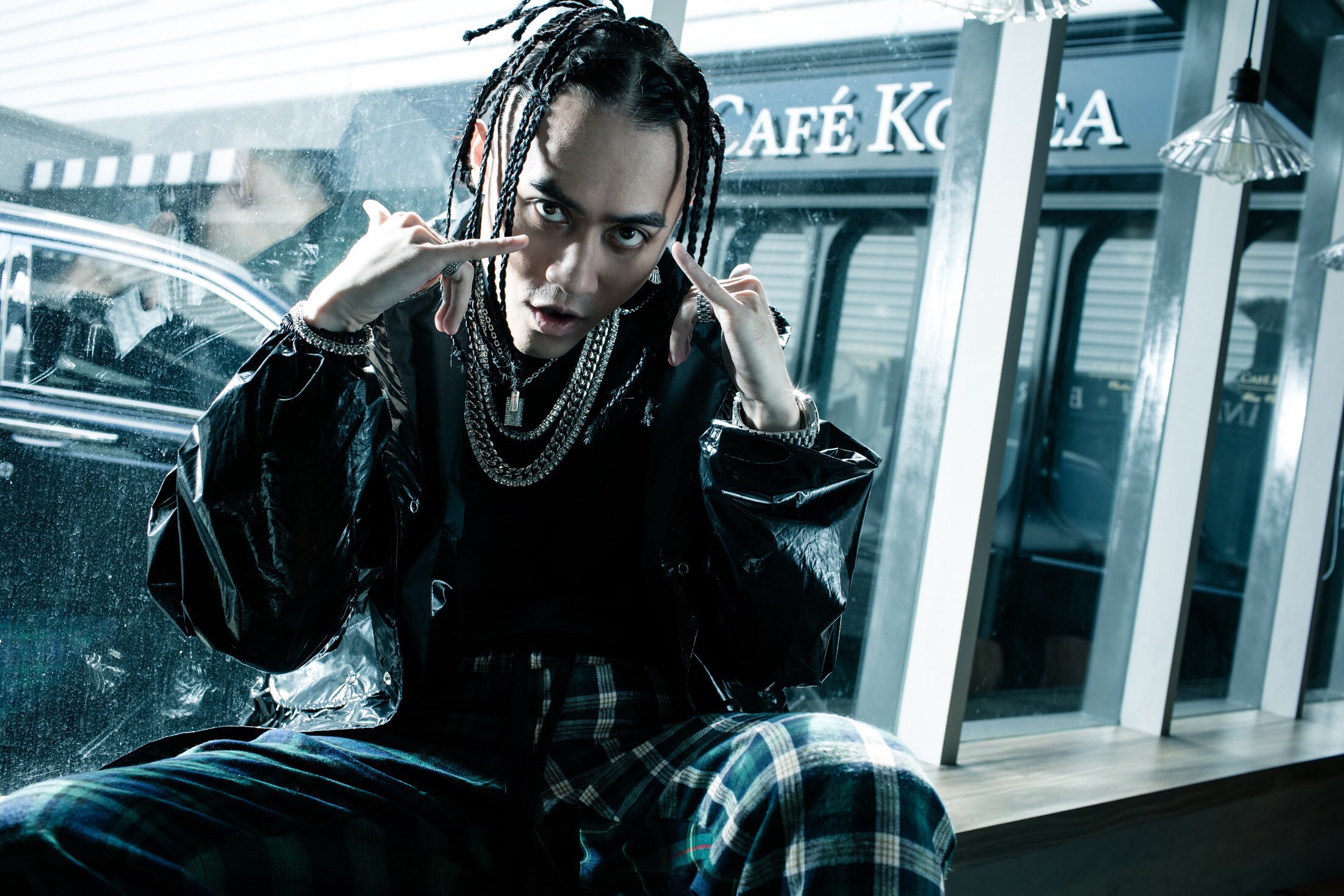 嘻哈歌手BCW一夕爆紅，日前更趁勝追擊推出首波單曲〈JIGGY$〉，坦言難適應演藝圈生活。（混血兒娛樂提供）