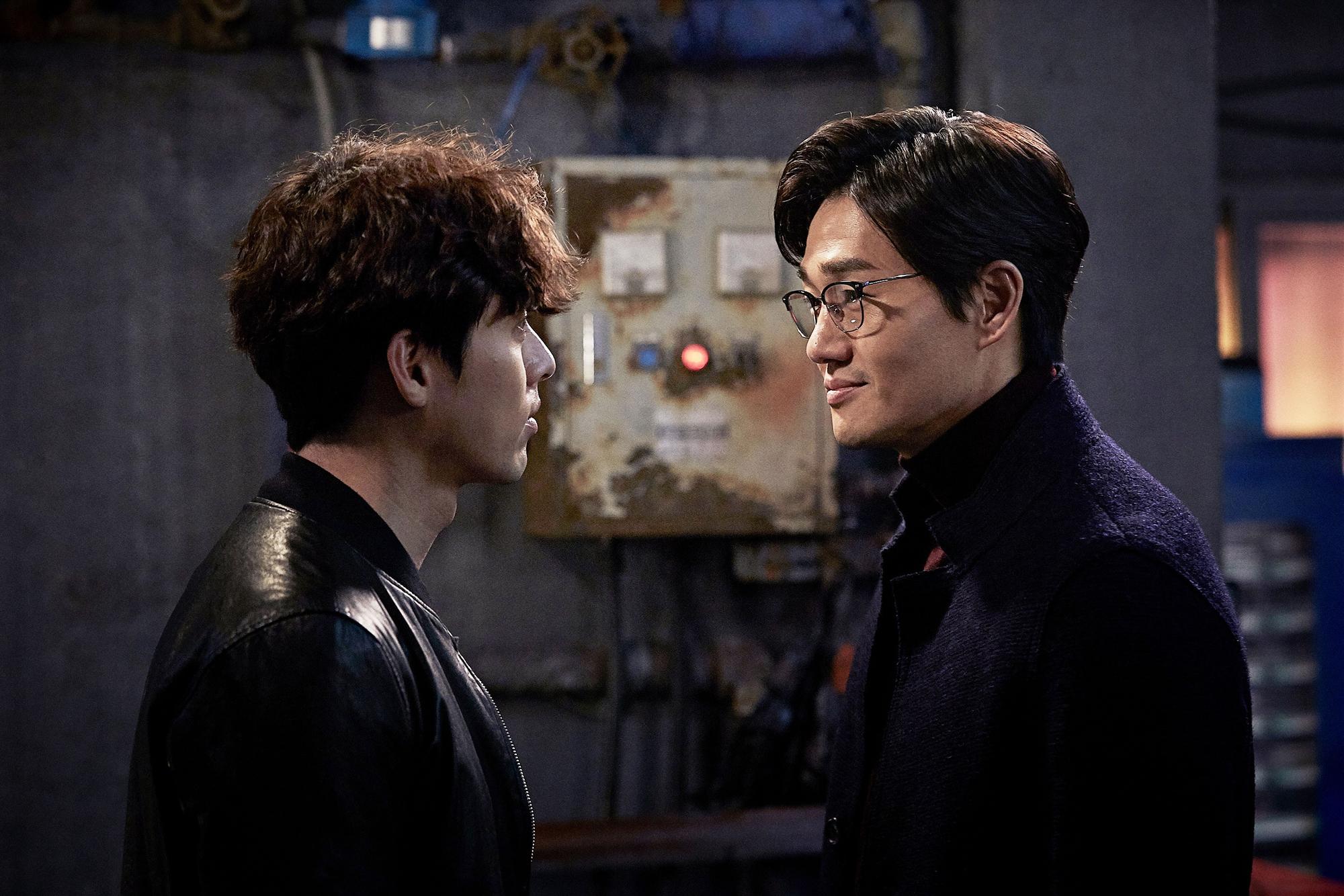 《騙徒》能看到炫彬（左）、劉智泰精彩鬥智與精湛的演技。（車庫娛樂提供）