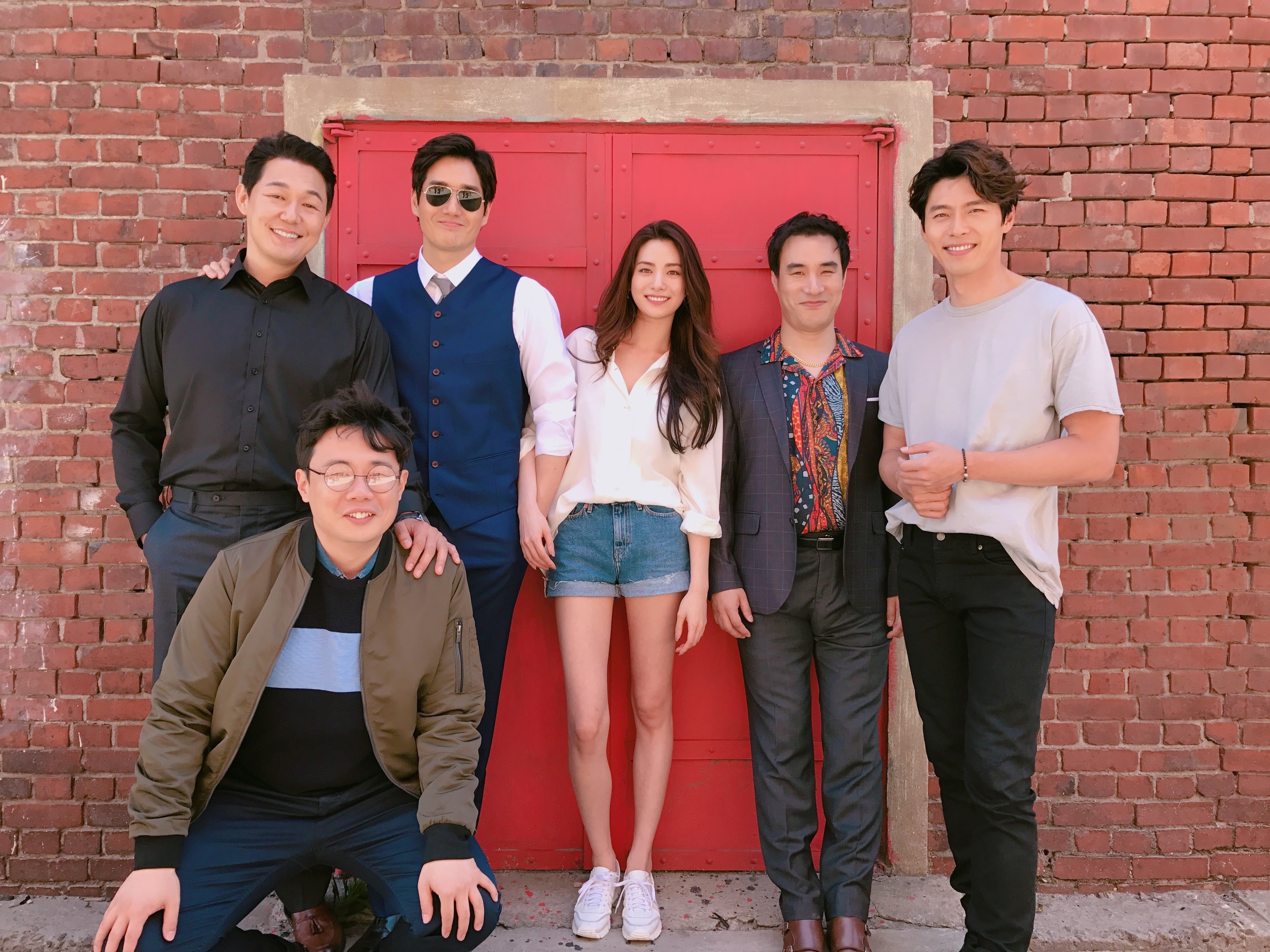 《騙徒》找來炫彬(右起)、裴晟祐、 Nana、劉智泰、安世河和朴誠雄共同主演,卡司華麗而有看頭。(車庫娛樂提供)