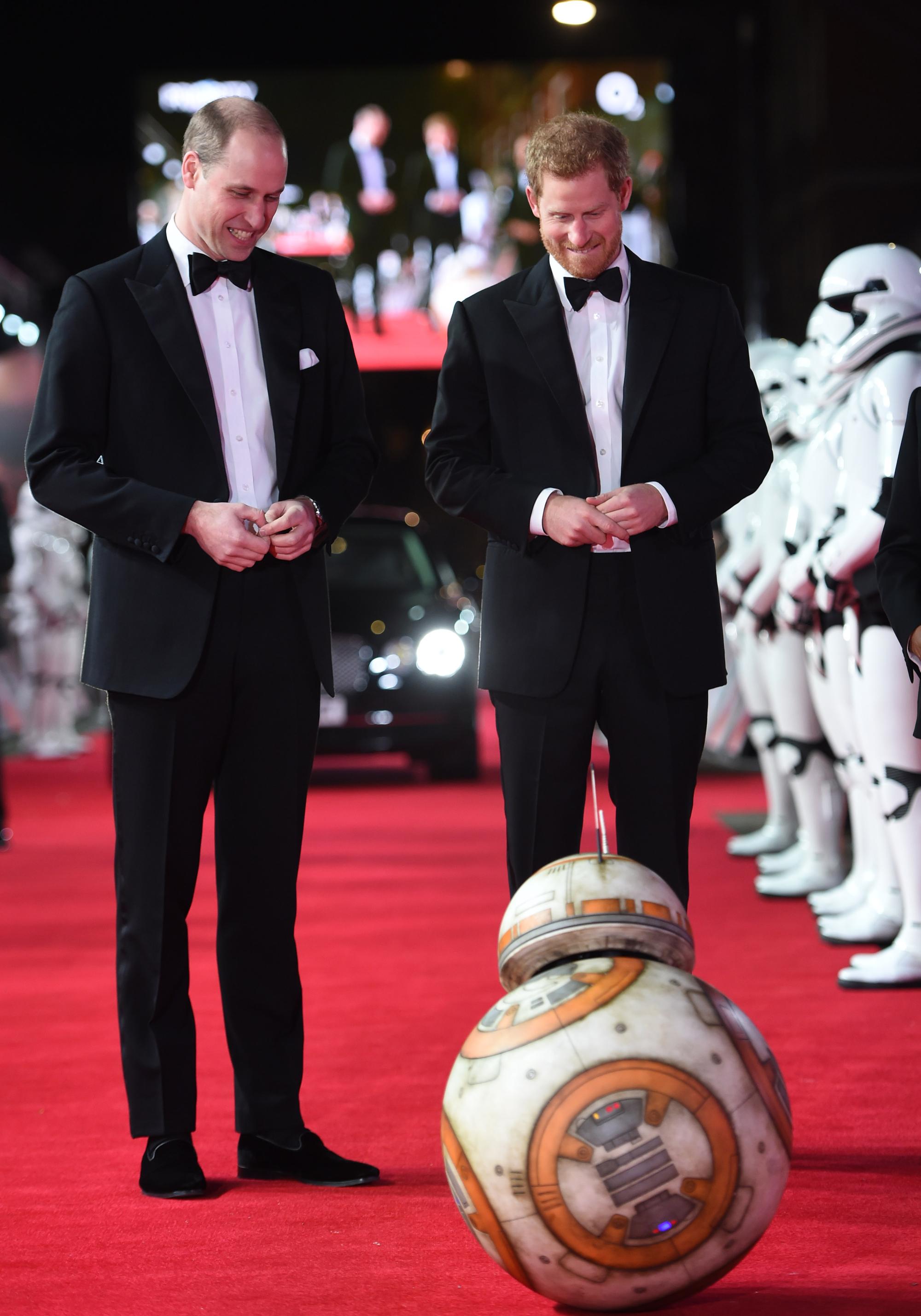 雖然威廉(左)與哈利王子的戲份都被剪掉了,兩人還是開心參加《STAR WARS:最後的絕地武士》的倫敦首映。(東方IC)
