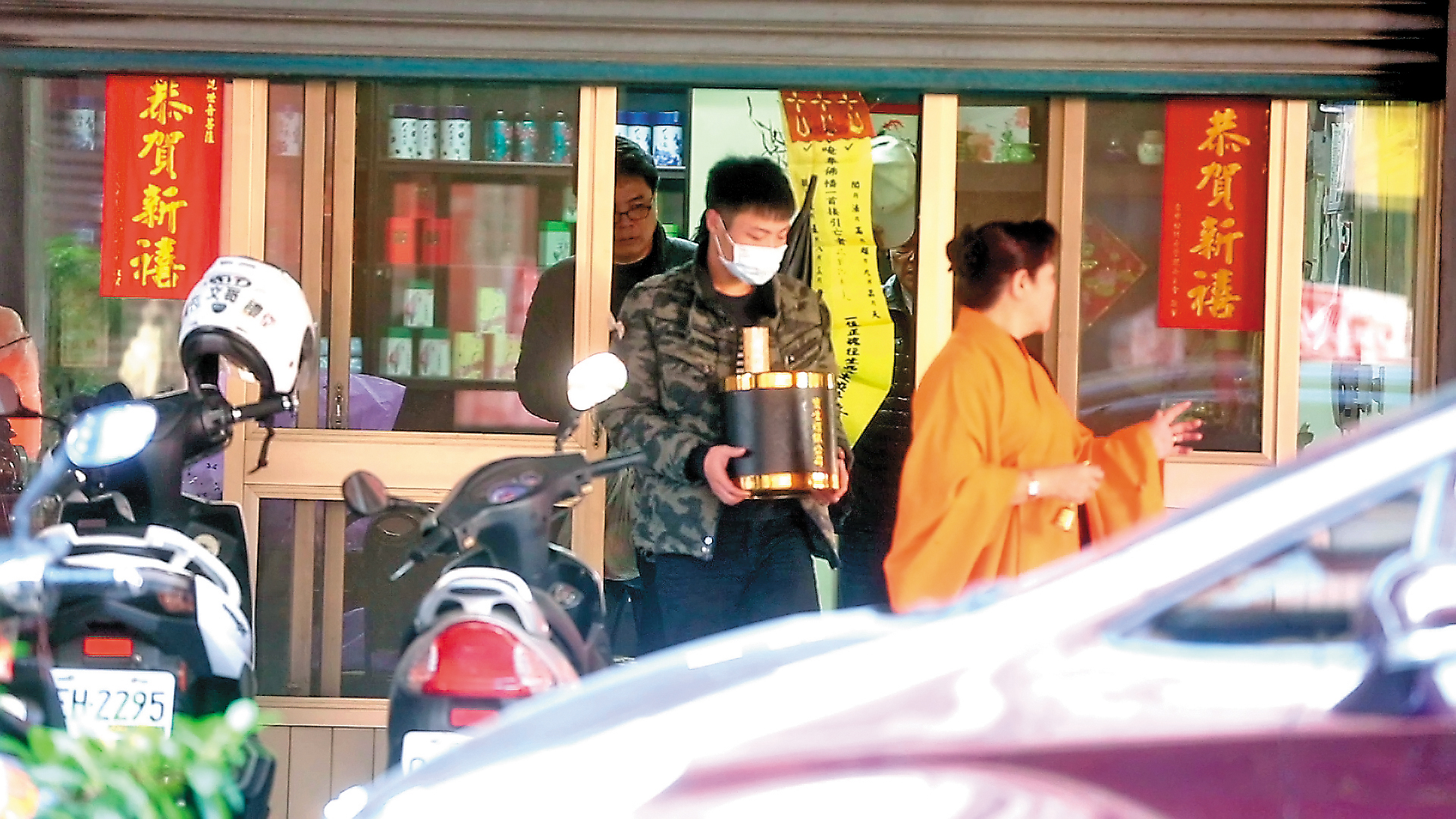 死者剛退伍的兒子在法師引領之下，在命案現場招魂。