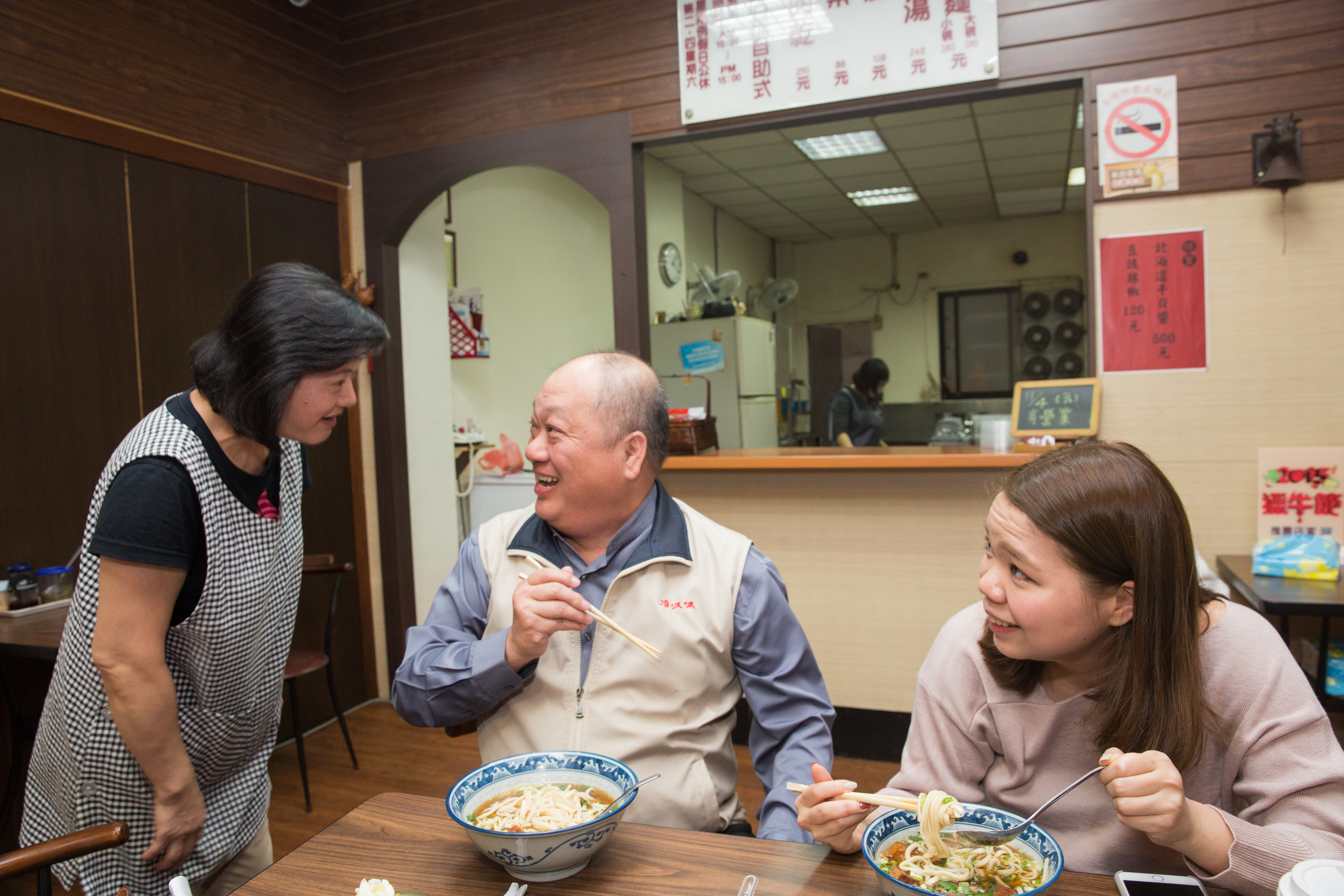 史洪法（左2）力推咕嚕咕嚕牛肉麵，帶寶貝女兒（右）來場午餐的約會，圖左為咕嚕咕嚕牛肉麵老闆娘黃玉環。