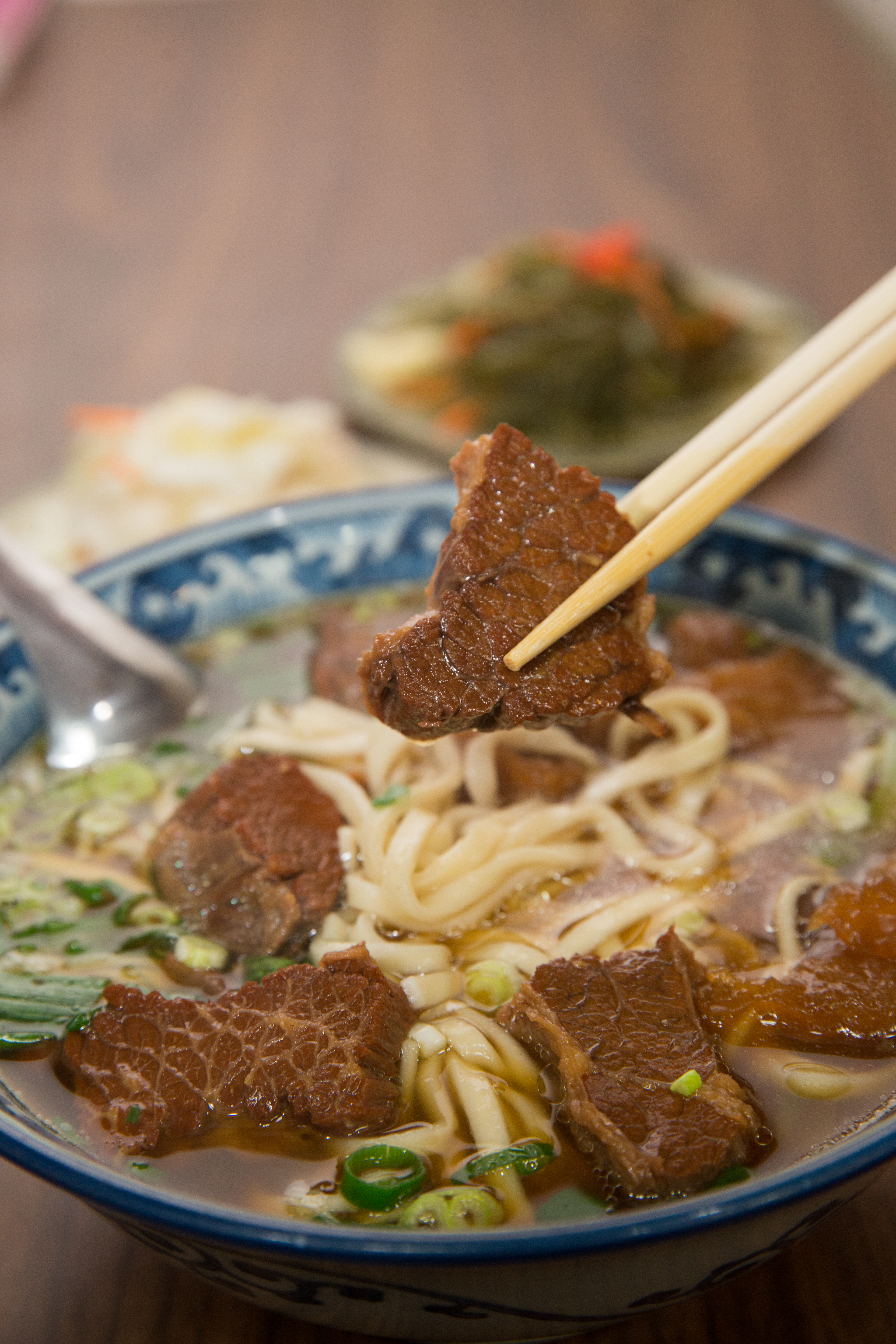 咕嚕咕嚕牛肉麵選用肩胛肉，肉質富咬勁。