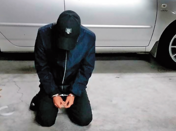 為供養小三殘忍殺害鄰居老婦奪財的許男，在命案現場腿軟下跪認罪。